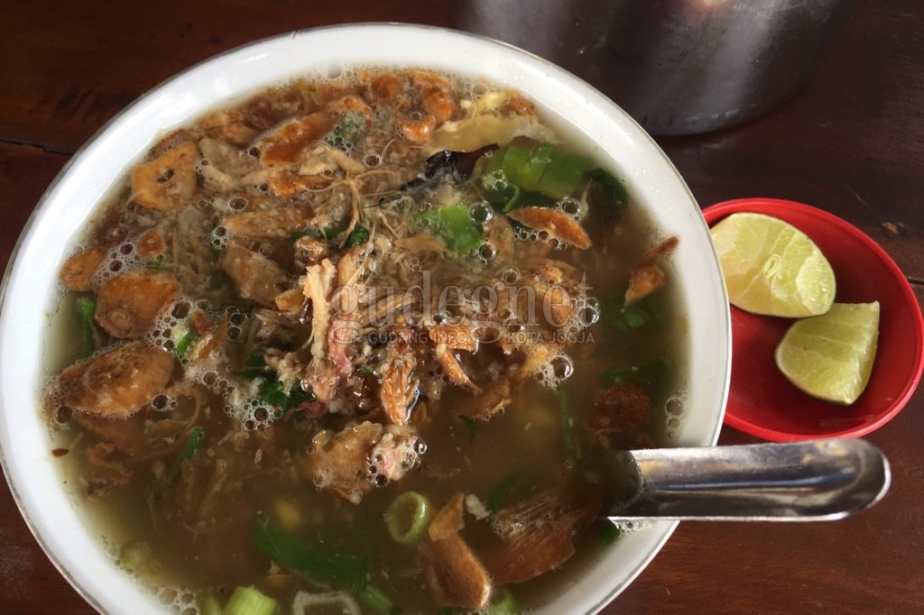 Soto Ayam Kakijangi, Nyoto Sambil Santai di Joglo