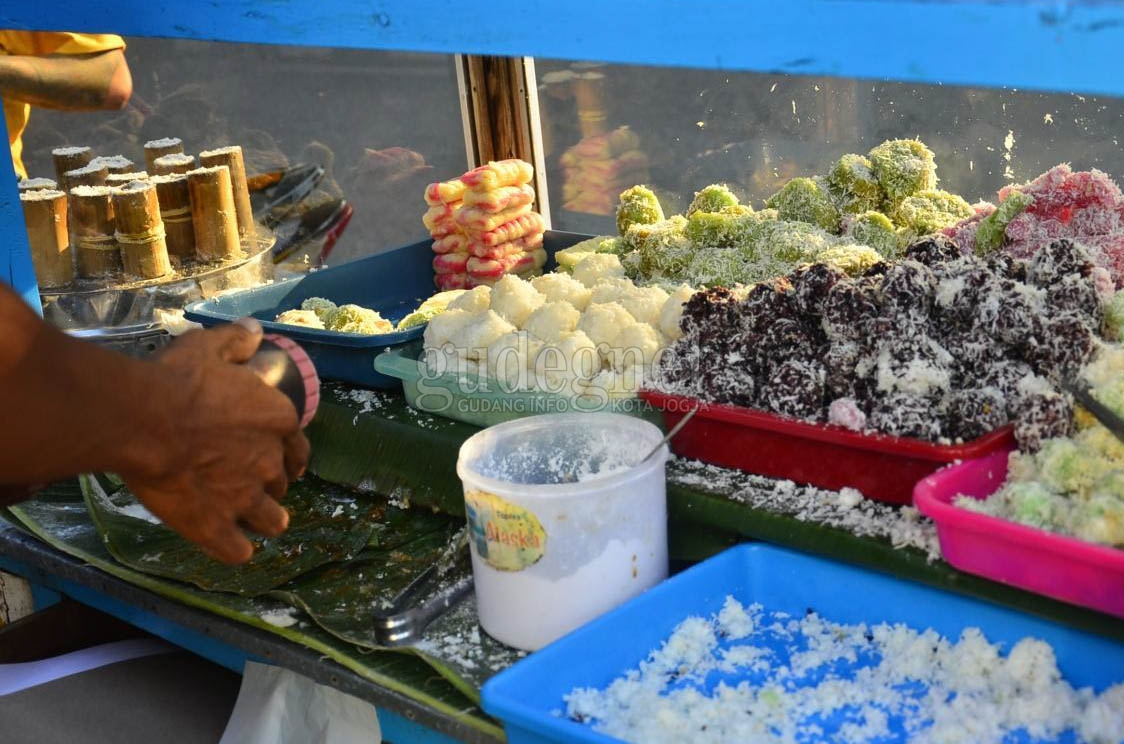 Mencicipi Jajanan Pasar di Wirobrajan, ada Getuk sampai Klepon