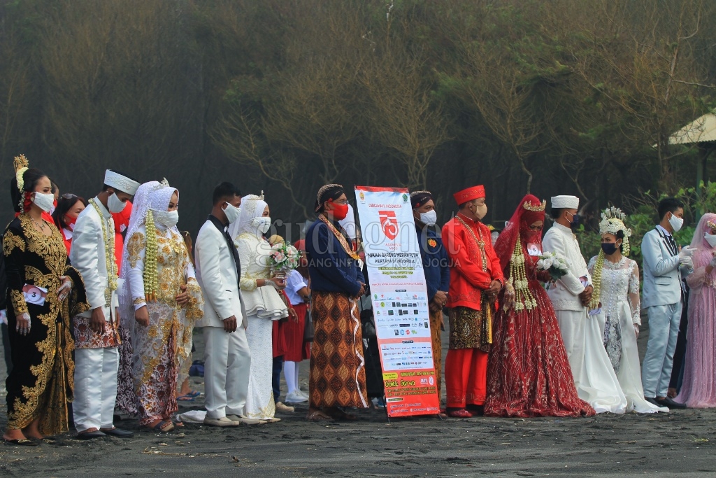 11 Pengantin Nikah Bareng di Pantai Cemoro Sewu