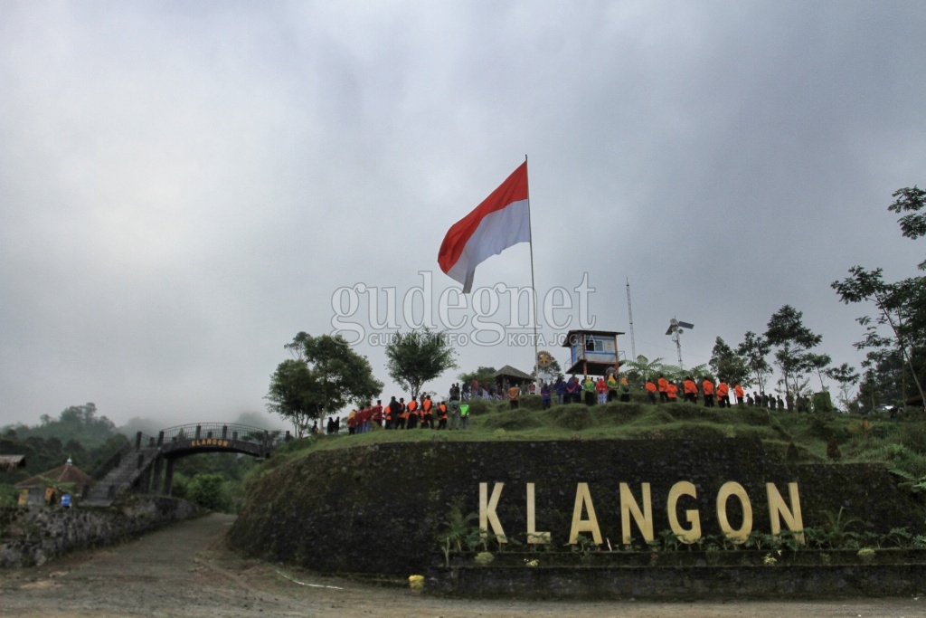 Bendera Merah Putih Raksasa Berdiri di Bukit Klangon Lereng Gunung Merapi