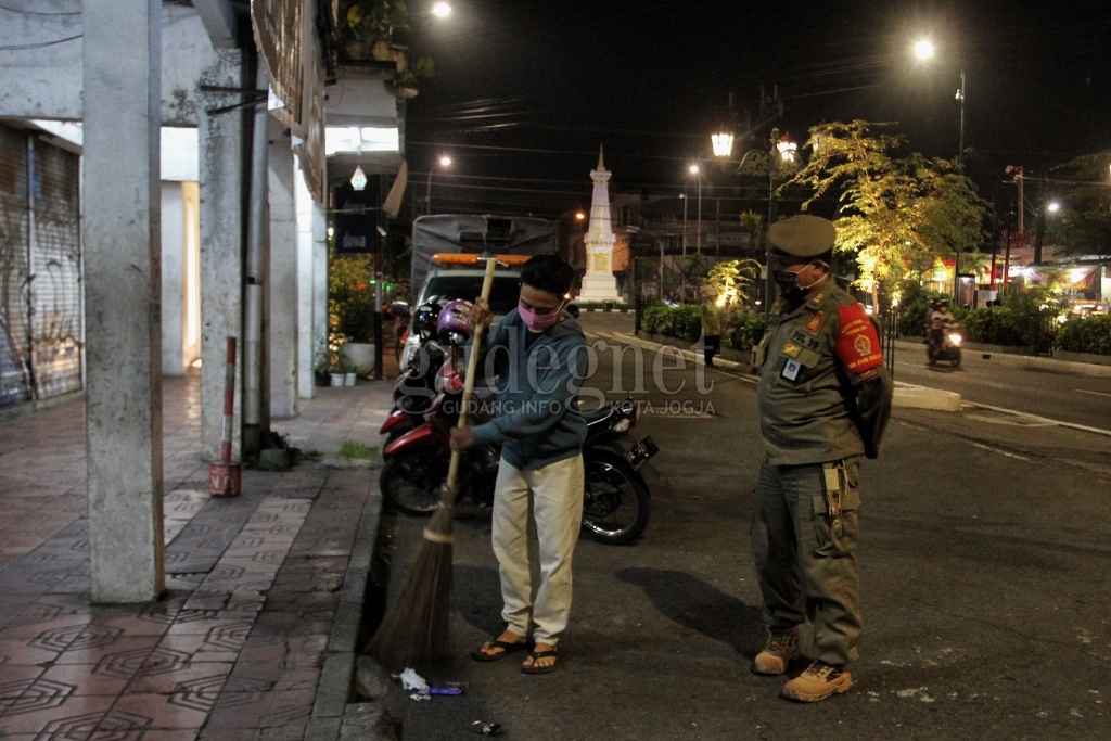 Kena Razia Masker, Warga Nyapu dan Nyanyi Indonesia Raya di Tugu Yogyakarta