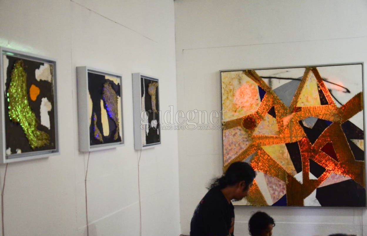 Pameran ‘Oyot’, Paduan Lukis dan Rajut