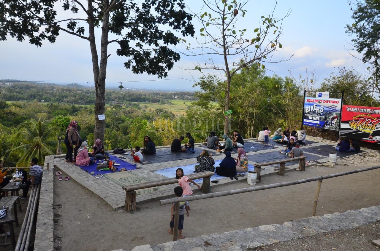 Angkringan Puncak Bibis, Jujugan Pesepeda yang Punya View Menawan