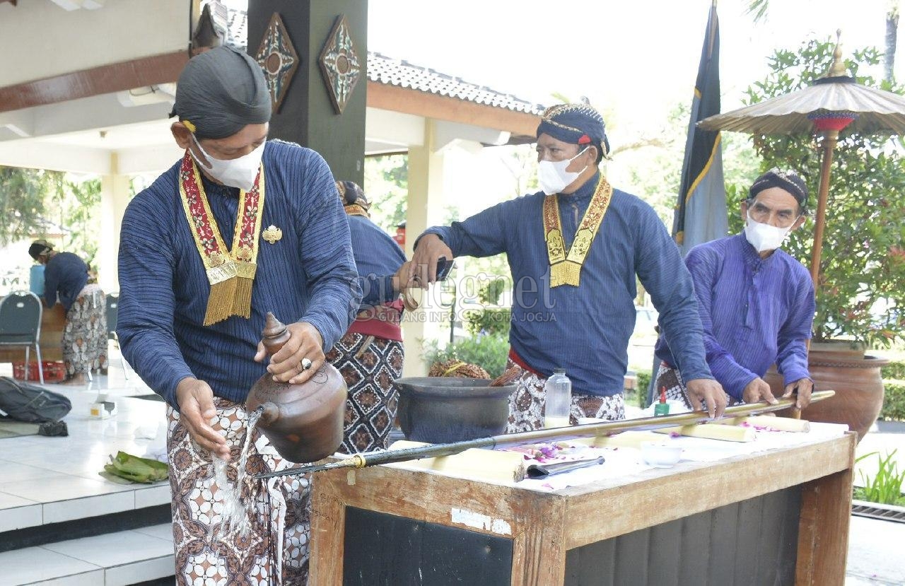 Paguyuban Abdi Dalem Kabupaten Sleman Adakan Jamasan Tumbak Kyai Turun Sih