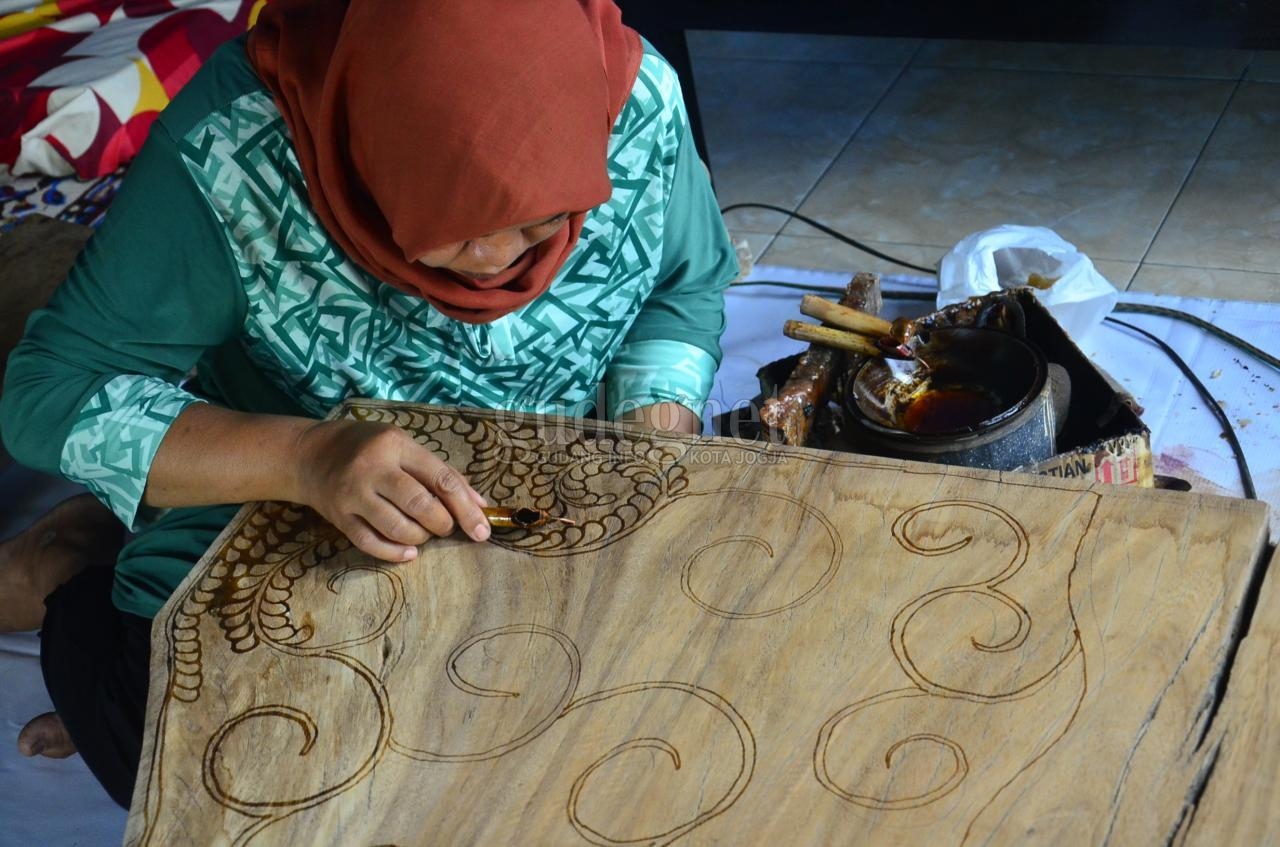 Menengok Kerajinan Batik Kayu di Desa Wisata Krebet