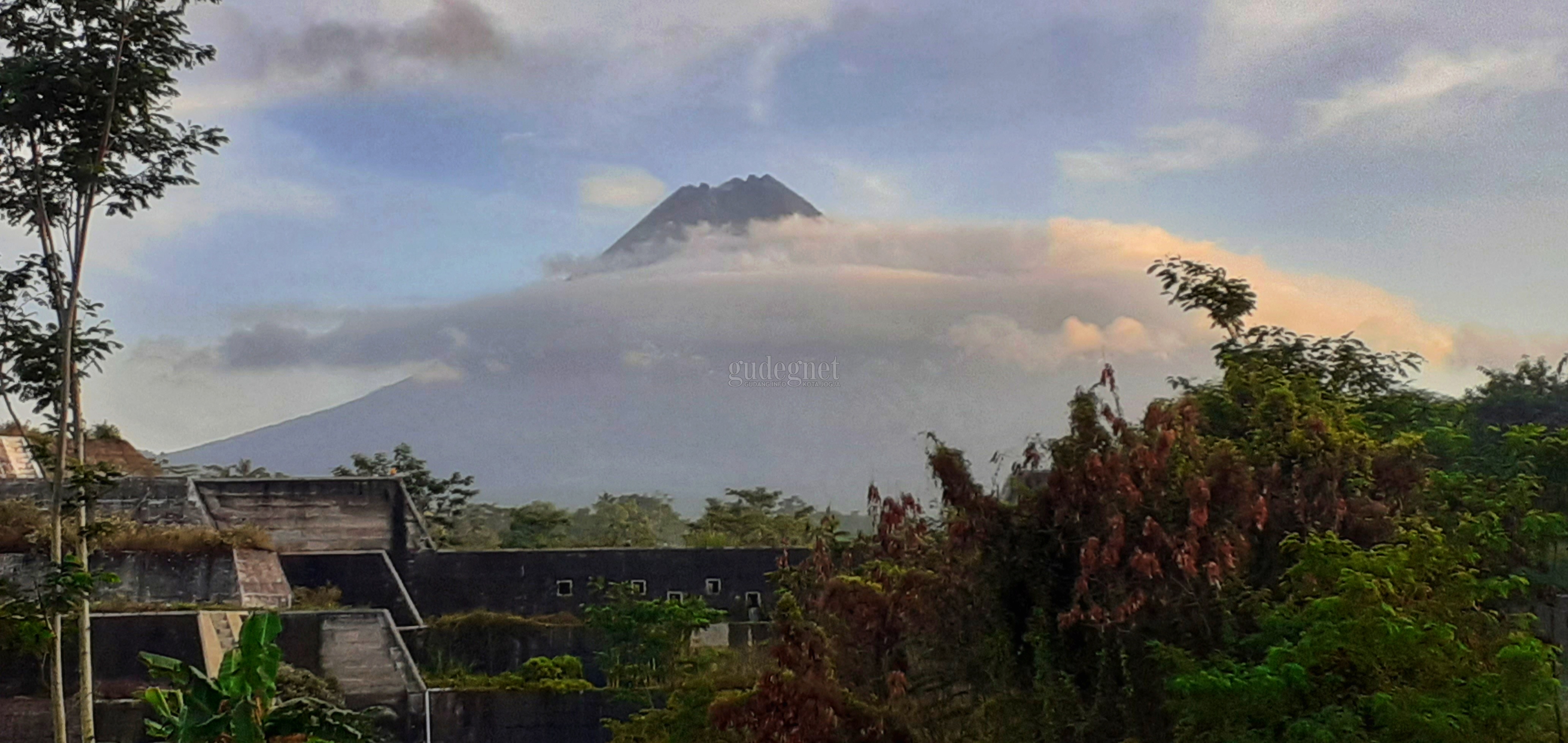 Perkembangan Merapi: Keluarkan Asap Putih Setinggi 150 Meter 