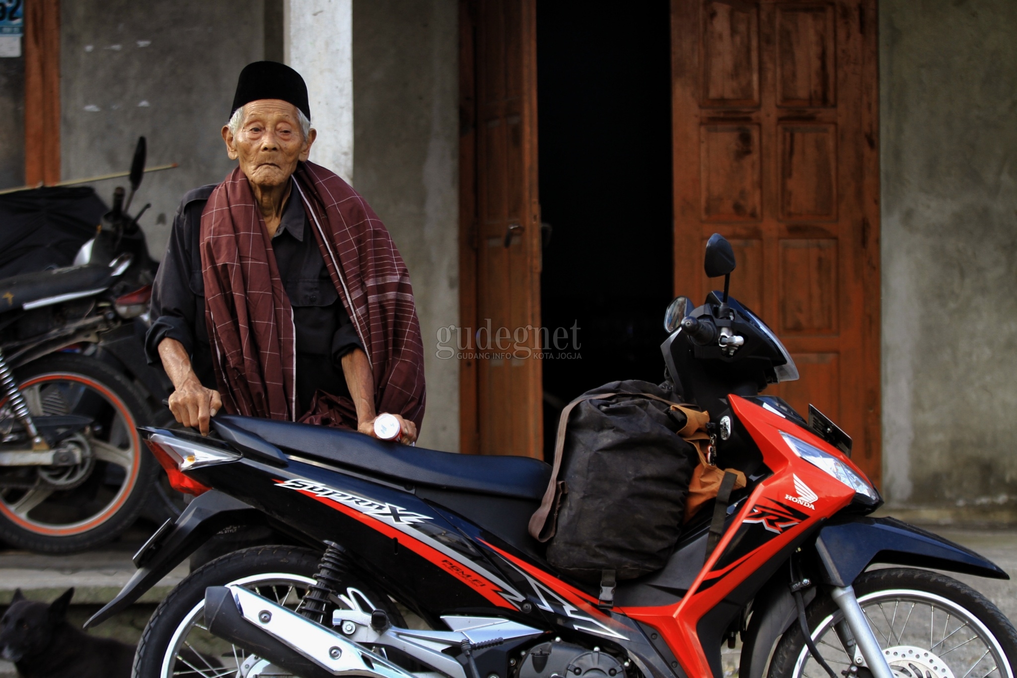 Pegang Senter, Mbah Arjo Turun ke Pengungsian