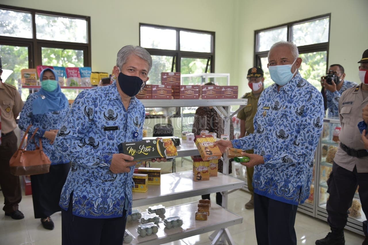 Bupati Sleman Resmikan Showroom Produk UKM "Sasana Kapti" 