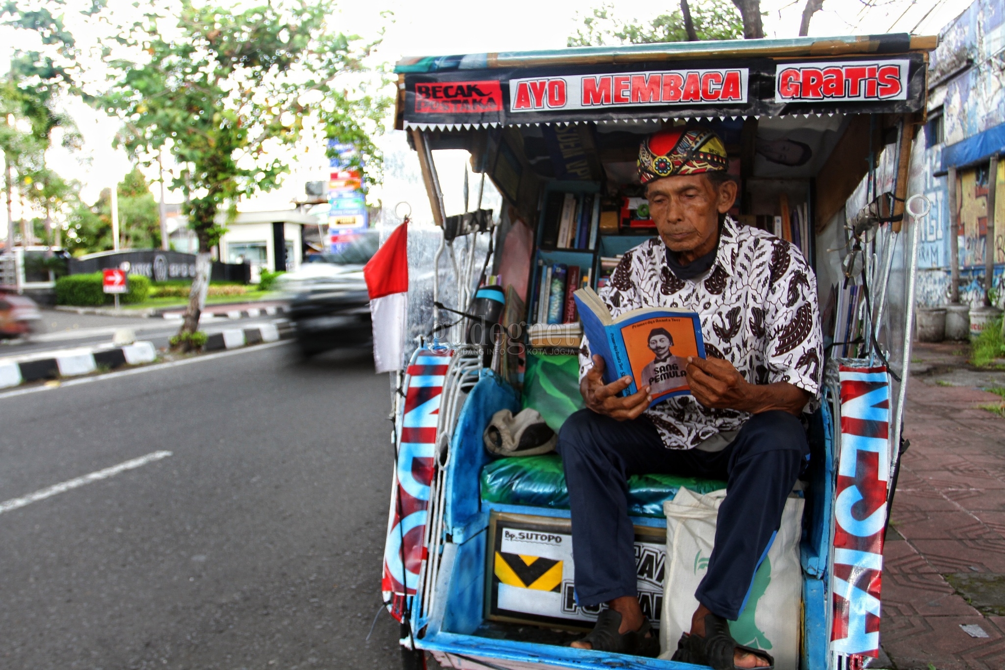 Napas Literasi Becak Pustaka Mbah Topo