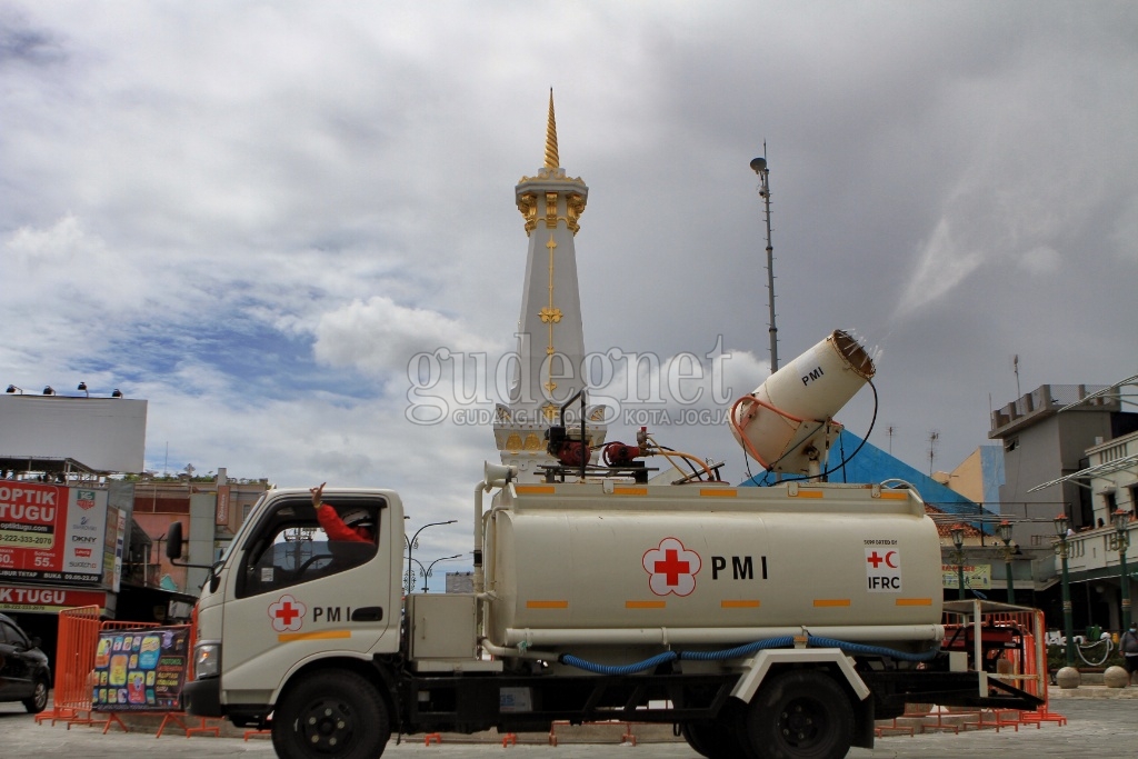 Jelang Malam Tahun Baru 2021, Tugu Disemprot Disinfektan