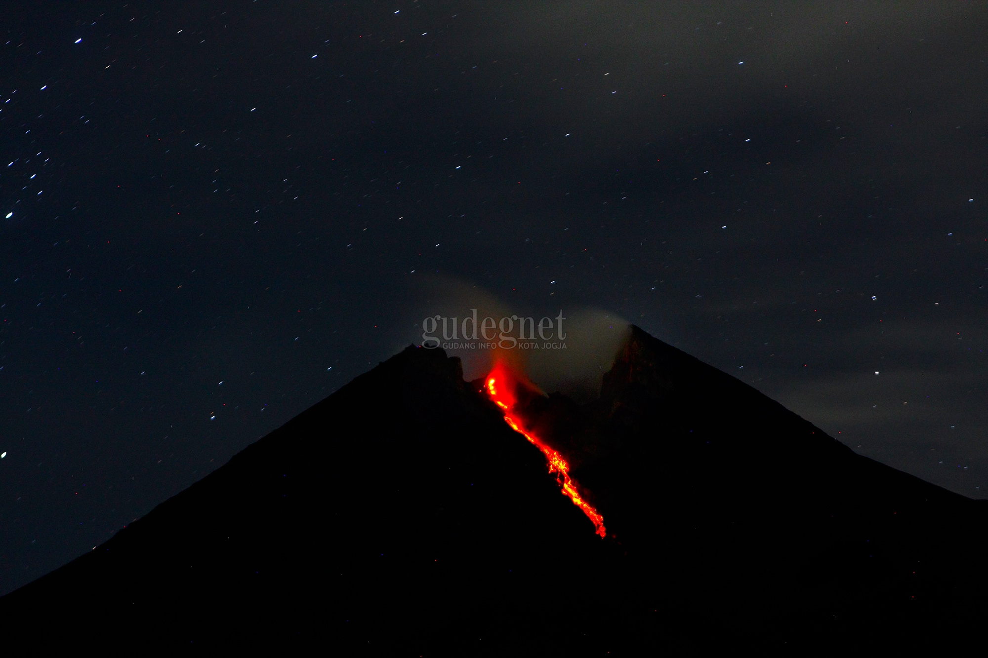 Senin Malam Merapi Keluarkan Guguran Lava Pijar, Warga Diminta Waspada