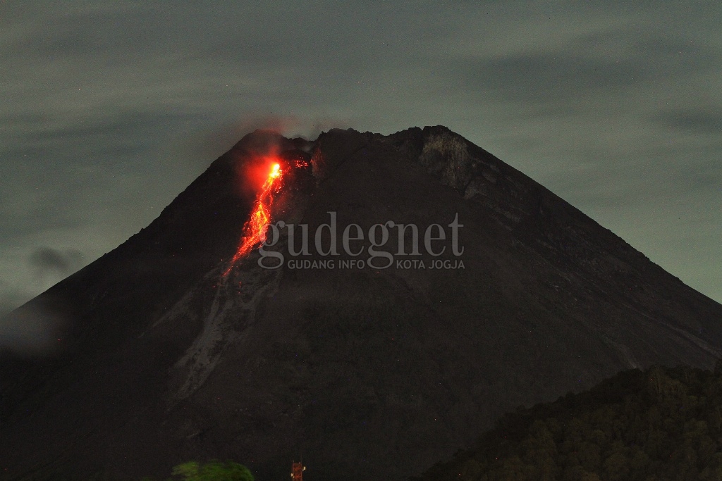 Merapi Luncurkan Awan Panas, Jarak Luncur 1 Km