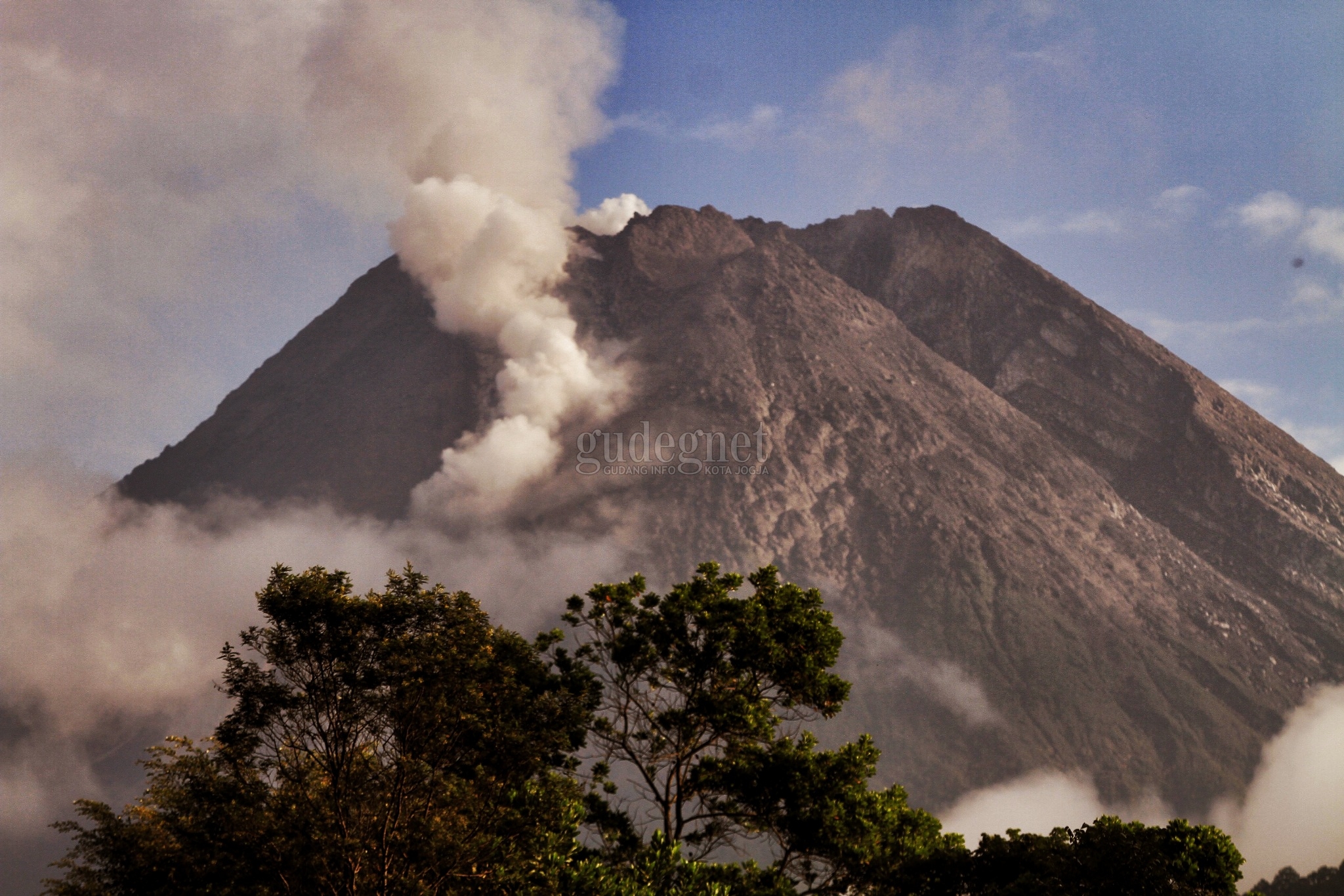 Merapi Keluarkan Tiga Kali Awan Panas Guguran