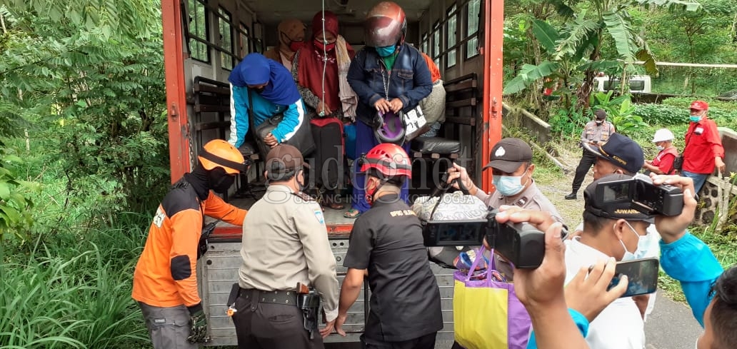 Merapi Keluarkan Awan Panas, Warga Turgo Dievakuasi