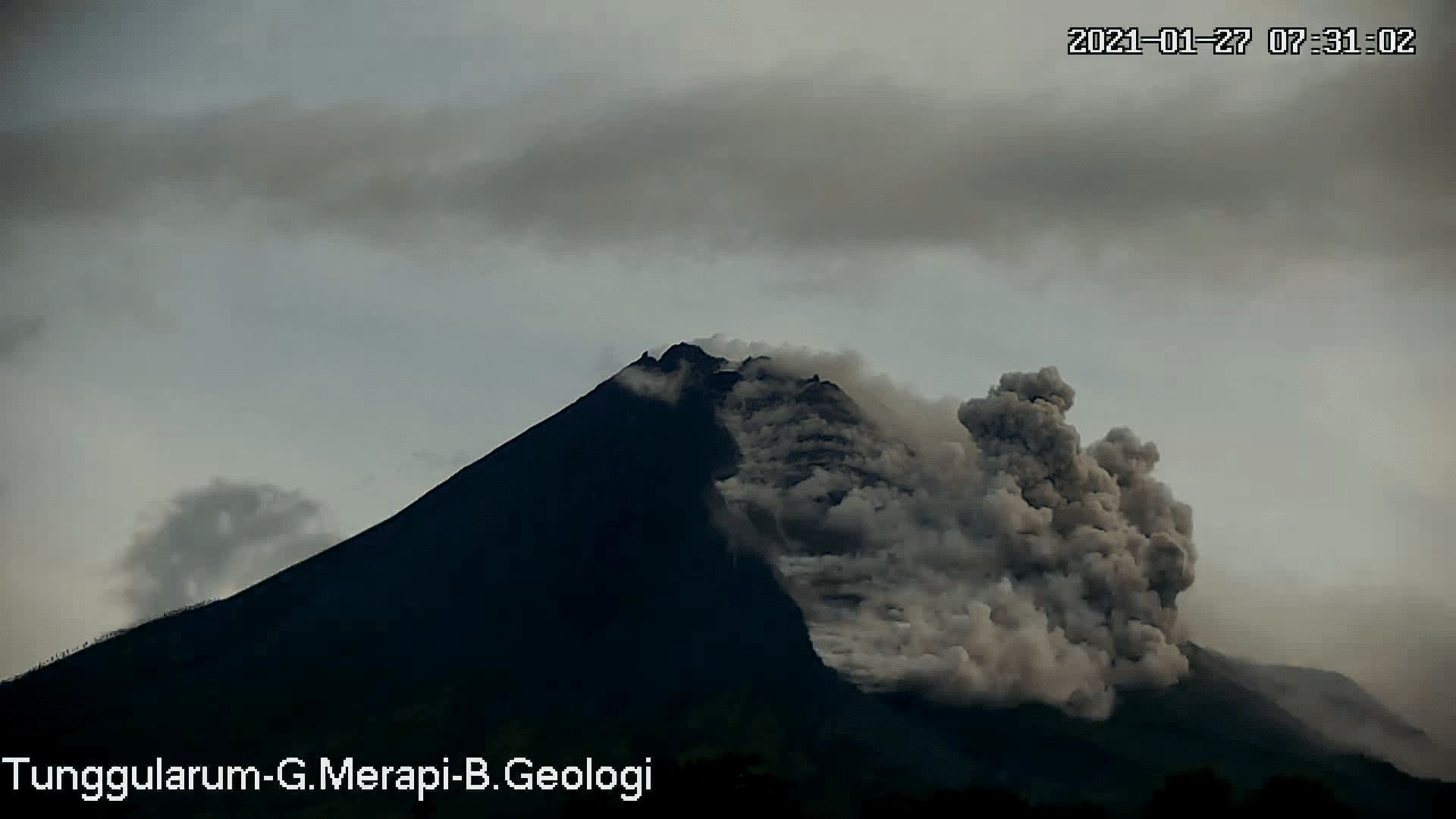 Merapi Keluarkan Rentetan Awan Panas Guguran