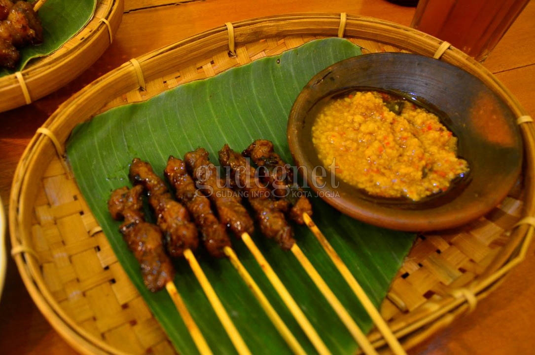 Sedapnya Sate Maranggi dan Sambal Oncom di Sari Makmur 3 