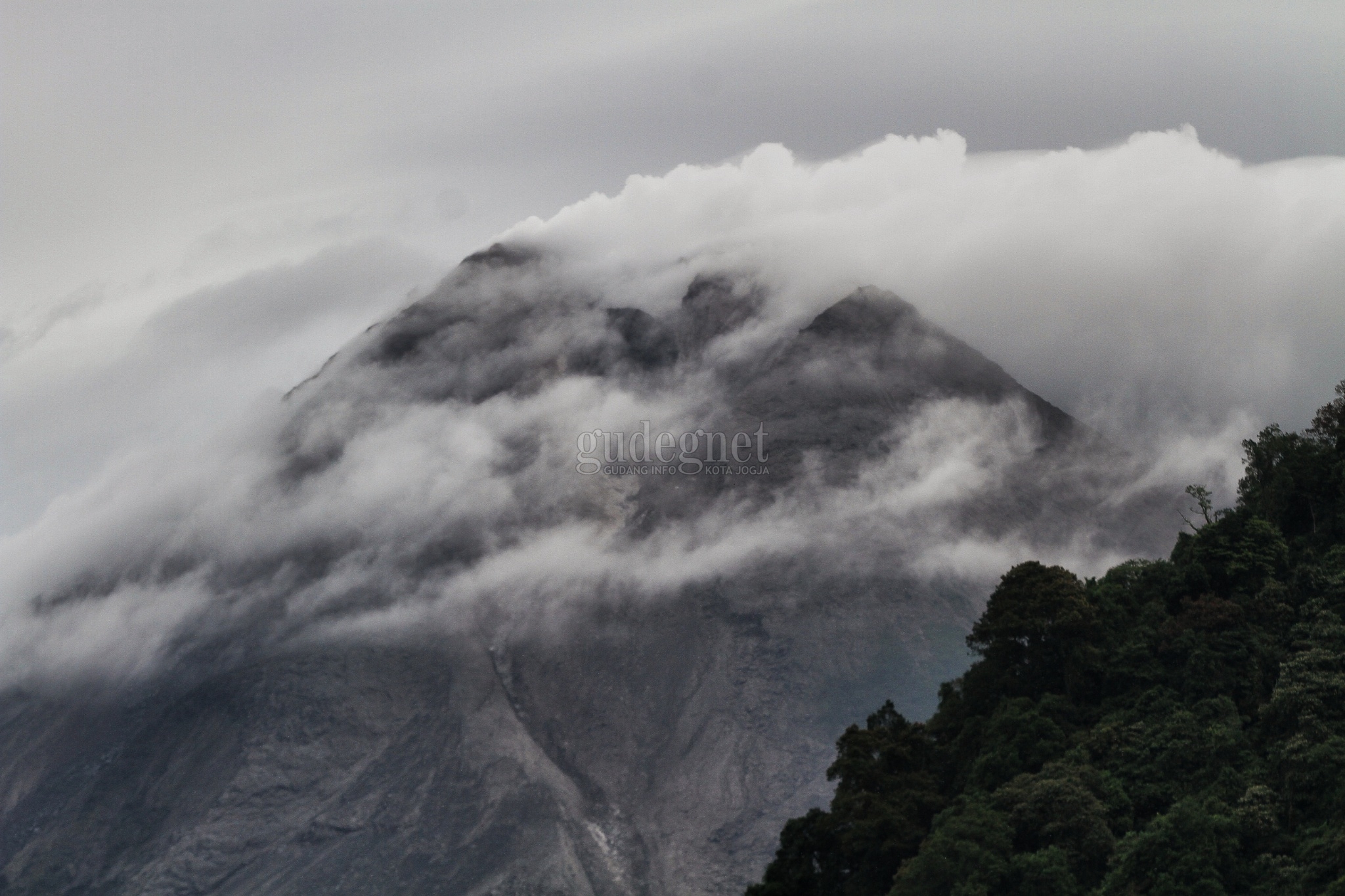 Kubah Lava Terus Tumbuh, Merapi Masih Siaga 