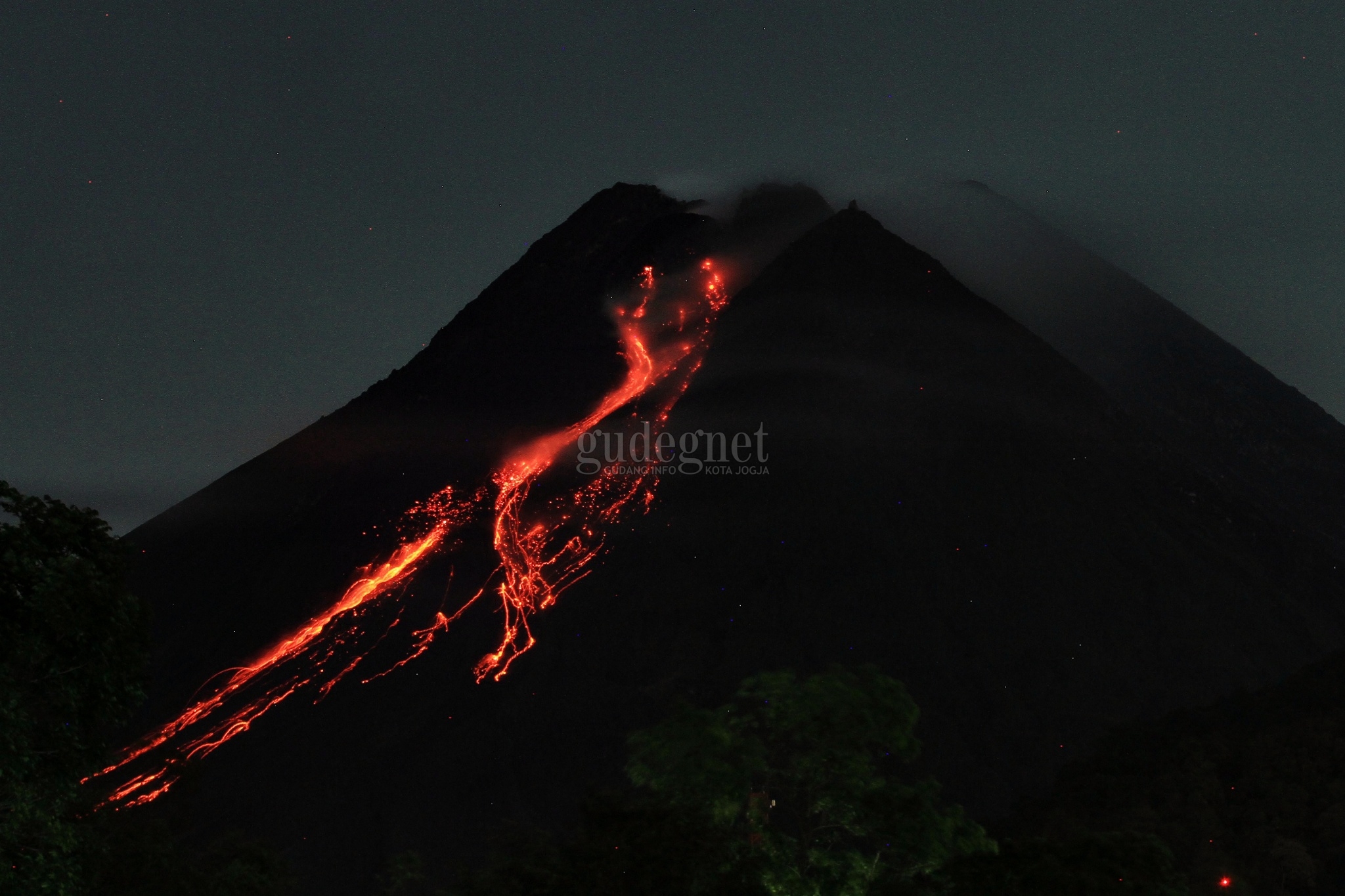 Merapi Keluarkan Puluhan Lava Pijar, Tanda Aktivitas Masih Tinggi