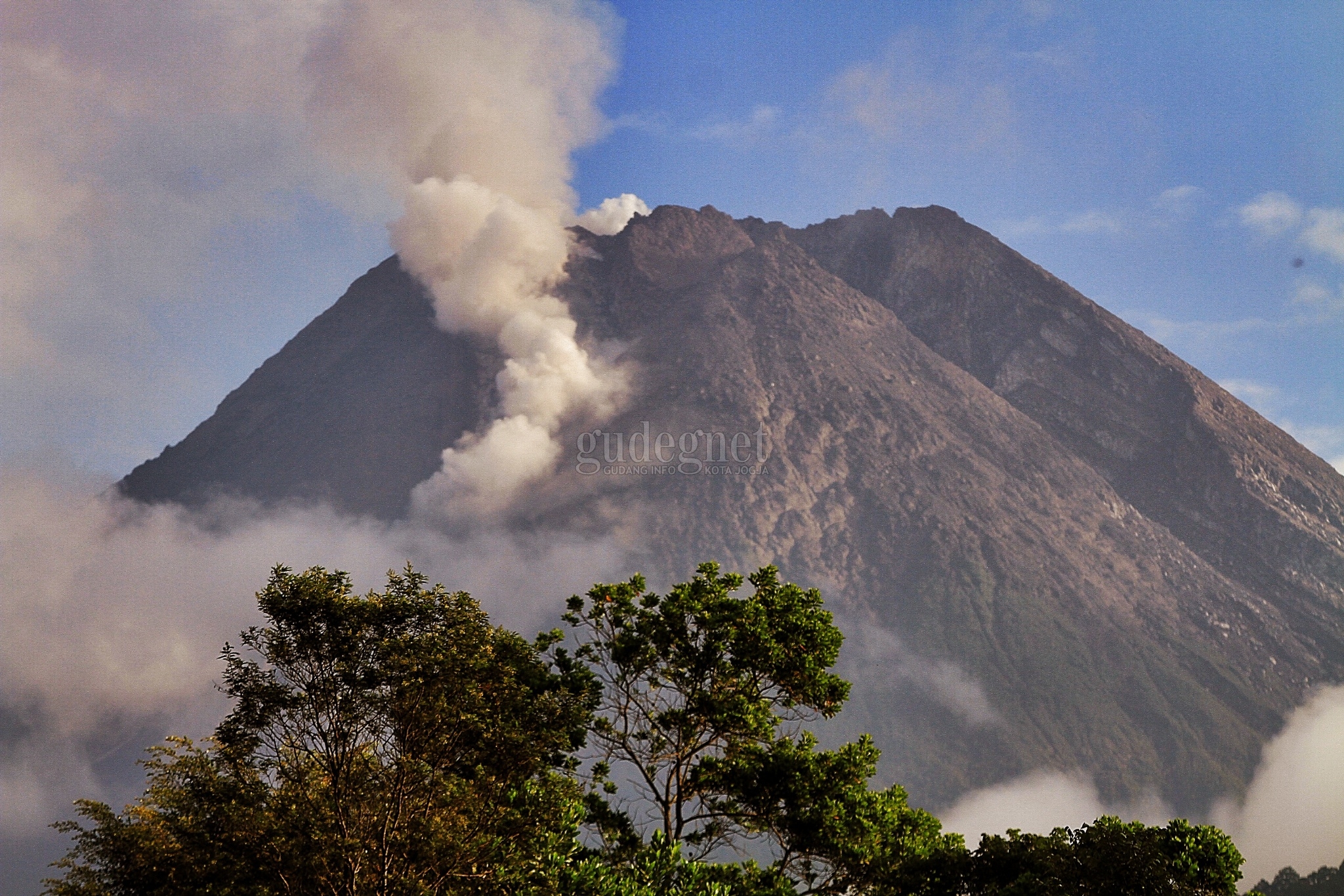 Merapi Alami 943 Gempa Guguran