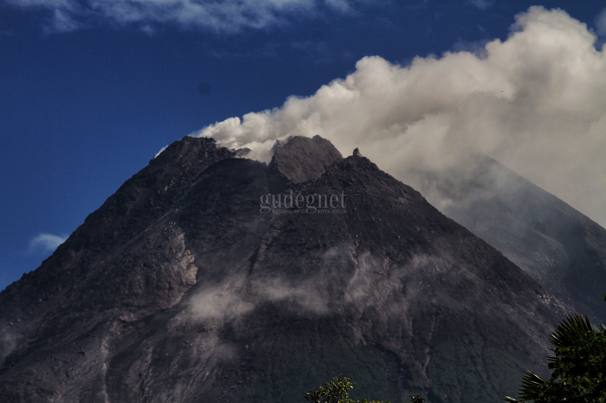 Merapi Keluarkan Asap Solfatara, Ini Penampakannya