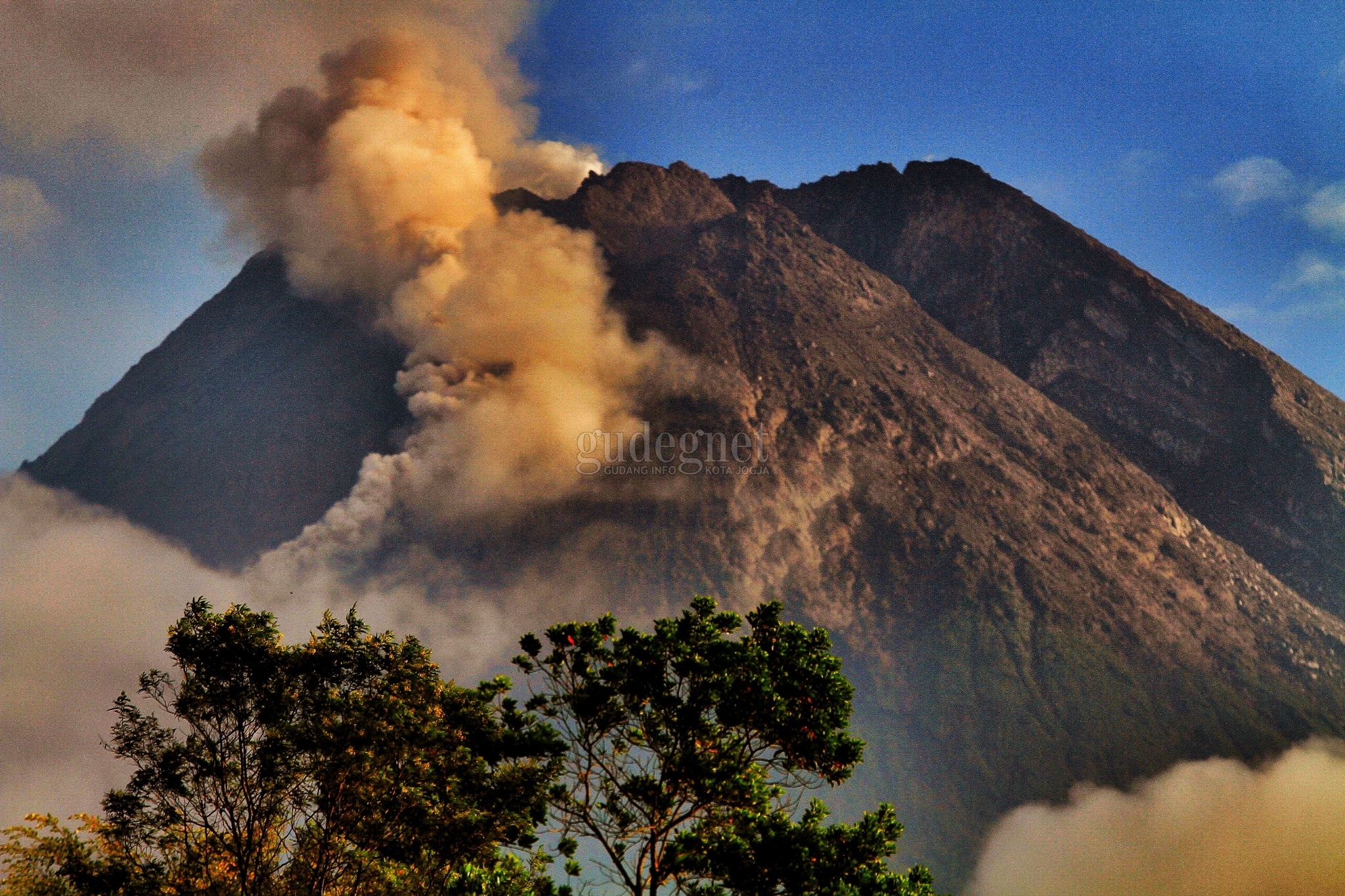 Dalam Dua Jam Merapi Muntahkan Dua Kali Awan Panas 