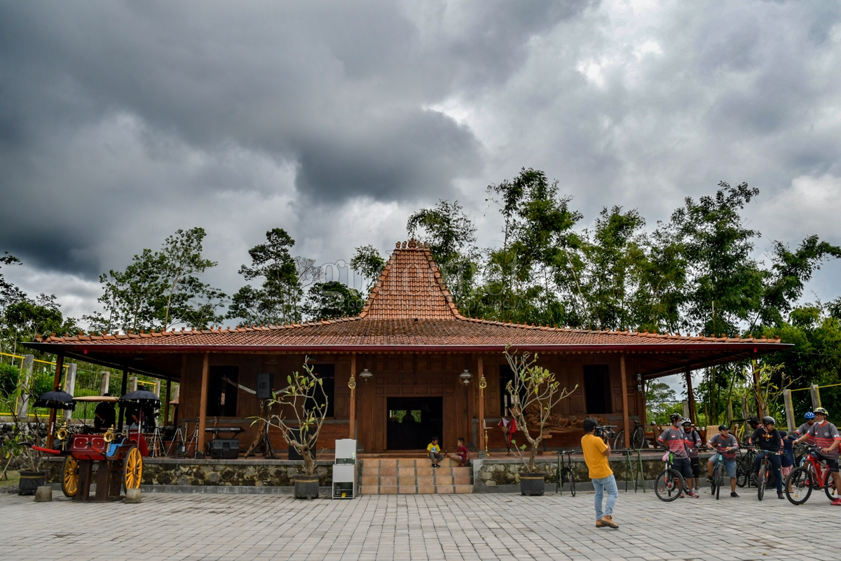 Warung Cangkruk Cangkringan, Destinasi Kuliner Pintar