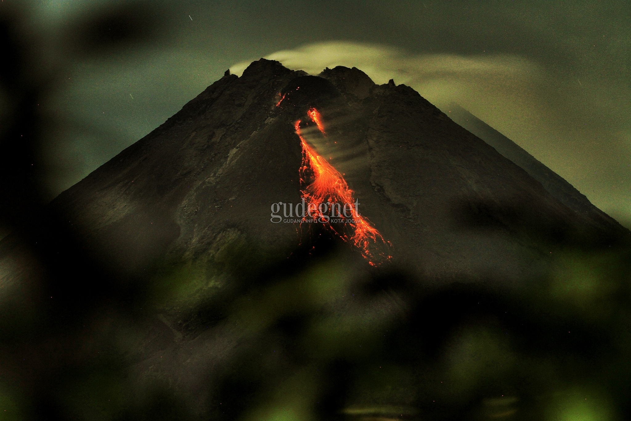 Malam Ini Merapi Muntahkan Dua Kali Awan Panas 