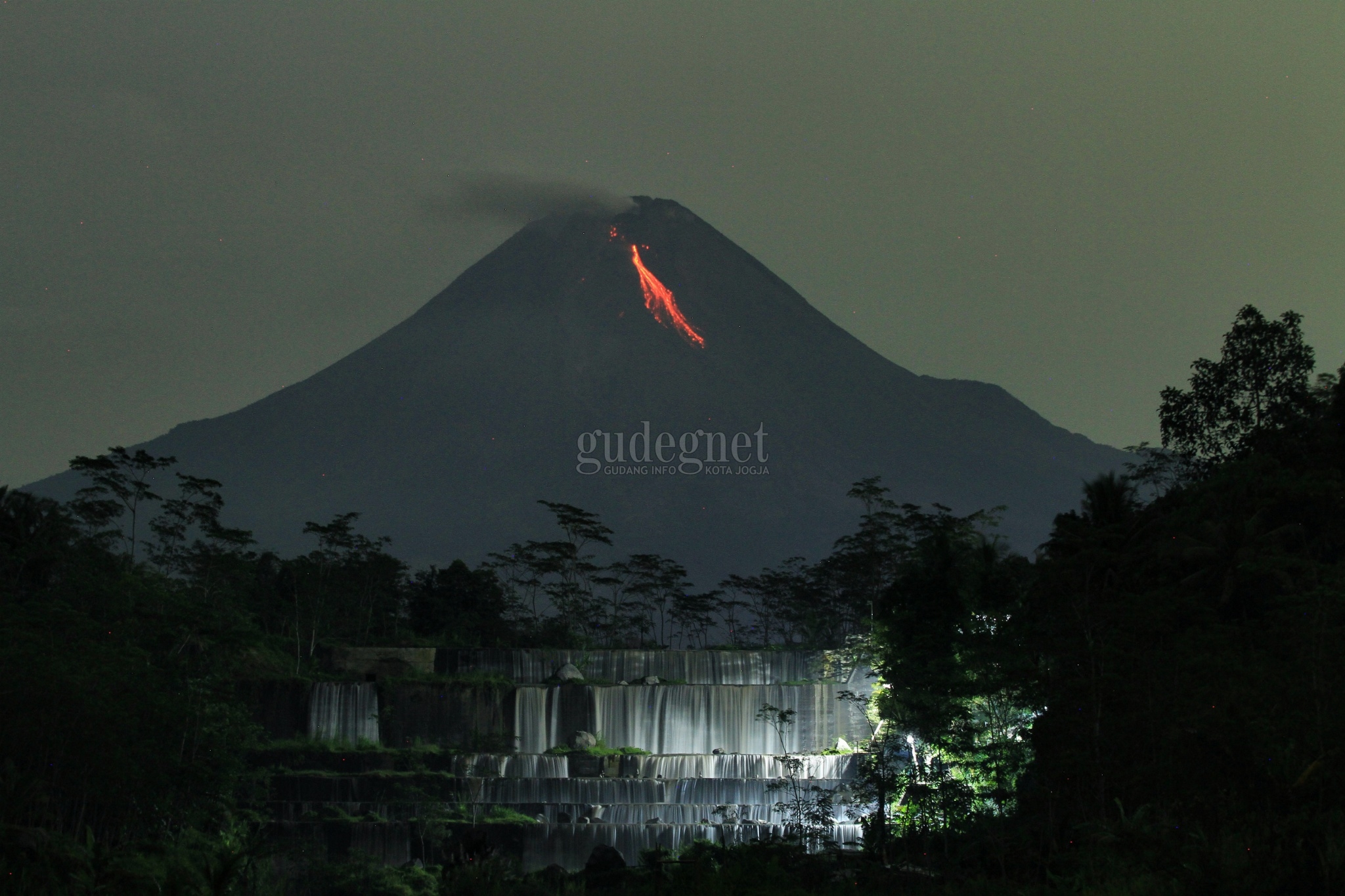 Hingga Senin Pagi Merapi Muntahkan Tiga Kali Awan Panas