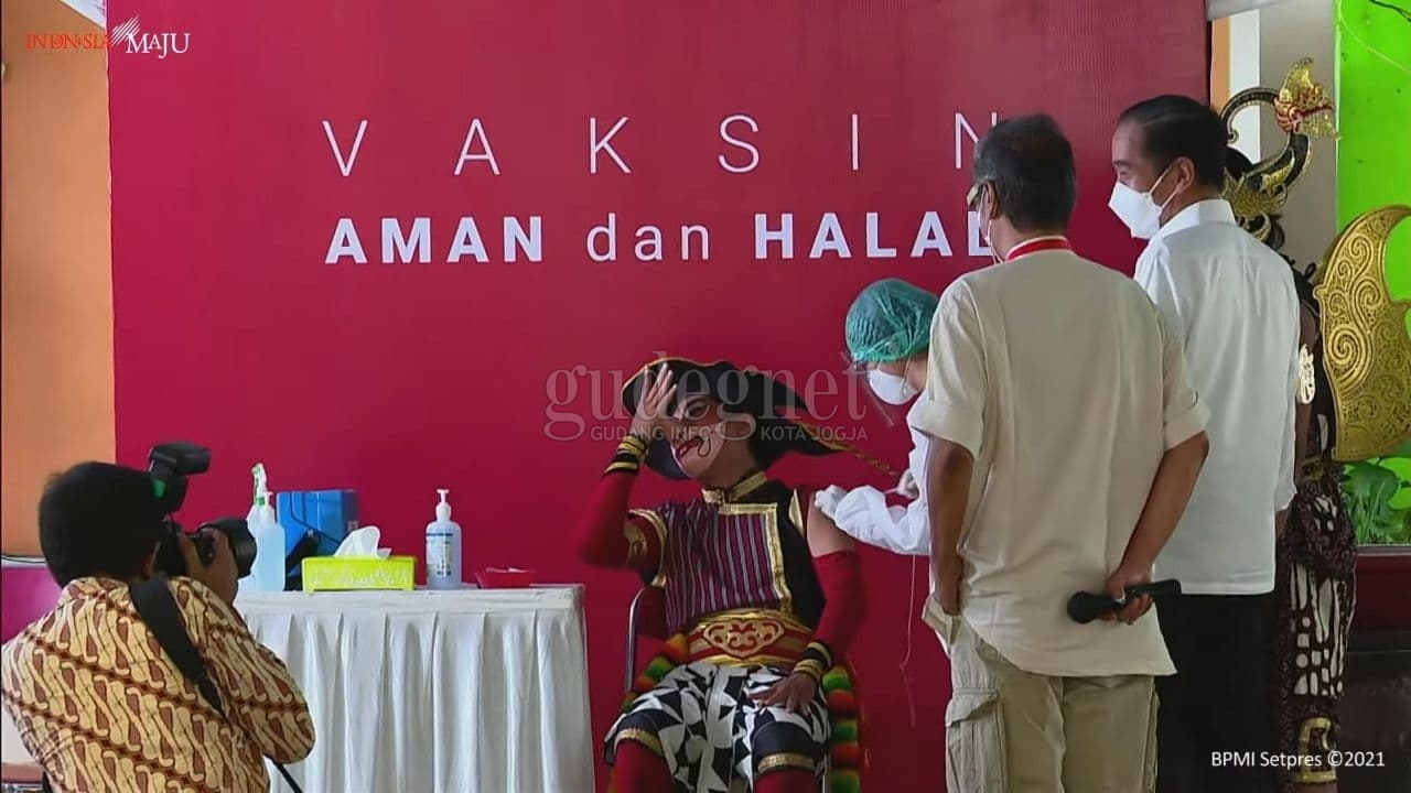 Disaksikan Jokowi, Petruk Ikut Vaksin