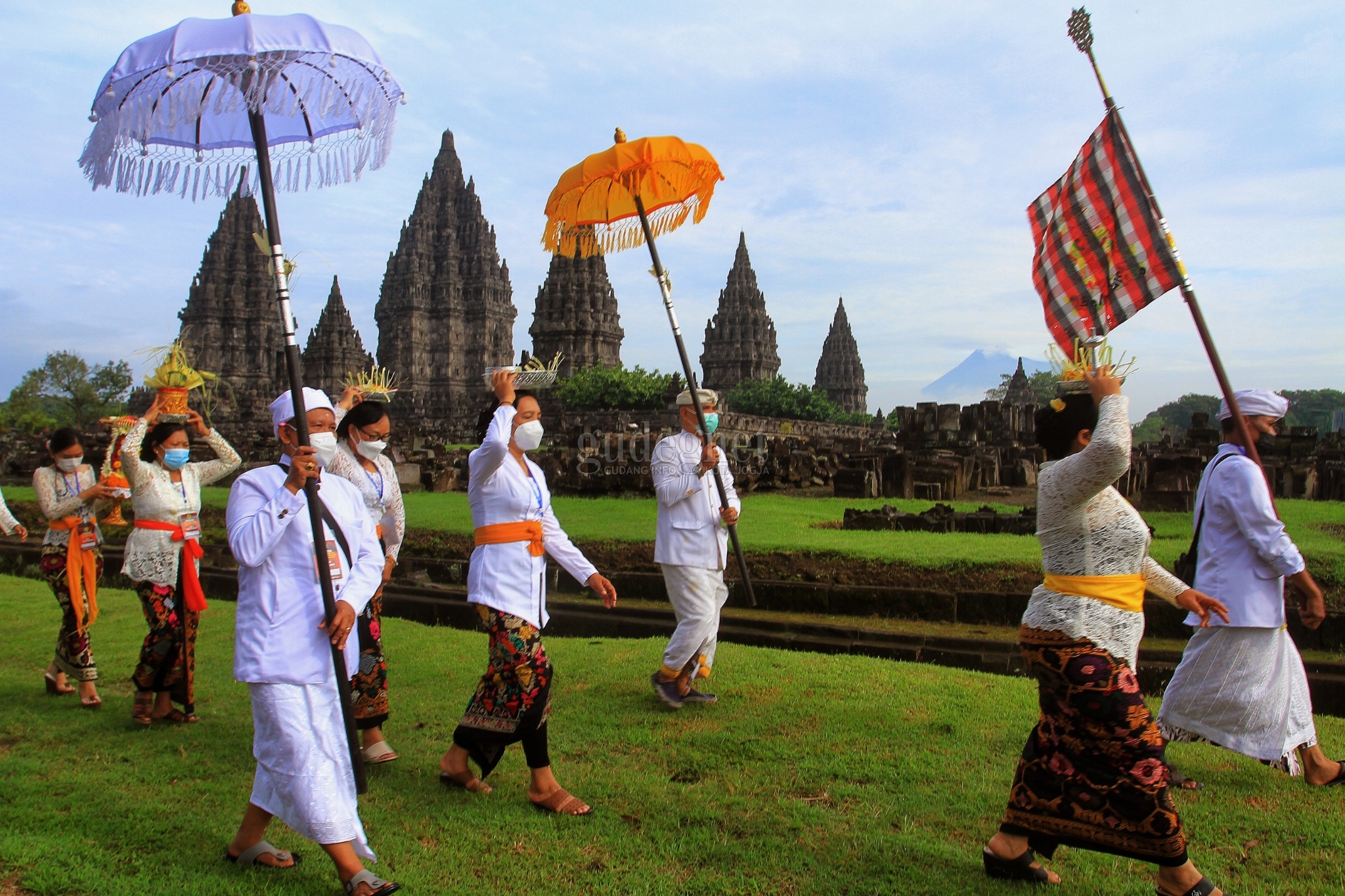 Hening, Pradaksina Tawur Agung Kesanga Sambut Nyepi di Prambanan