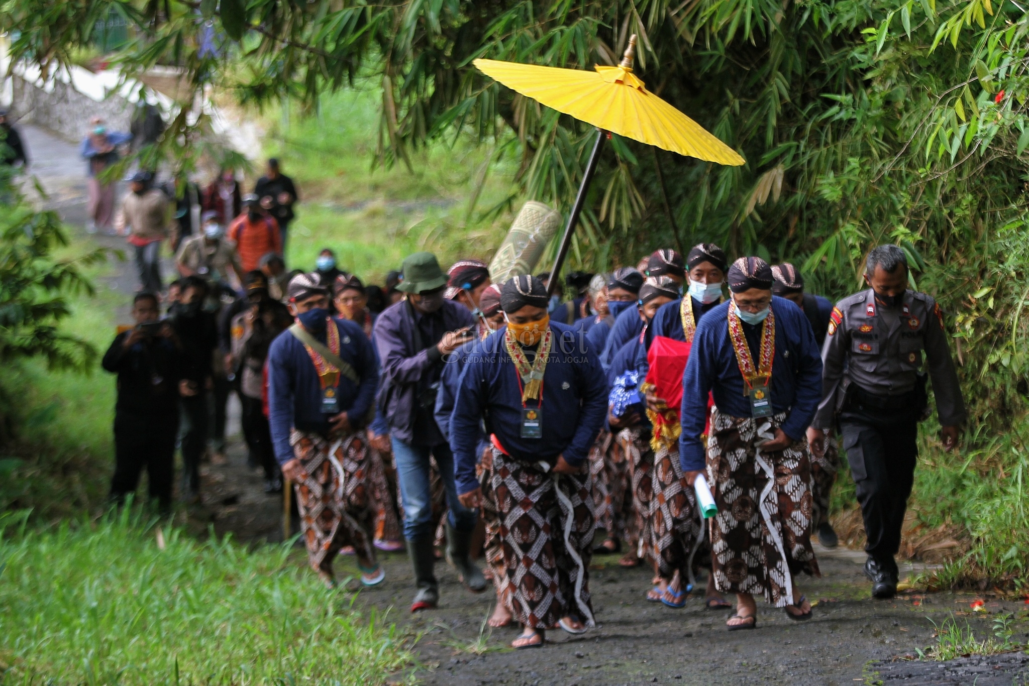 30 Abdi Dalem Iringi Uba Rampe Raja Yogyakarta Menuju Srimanganti 