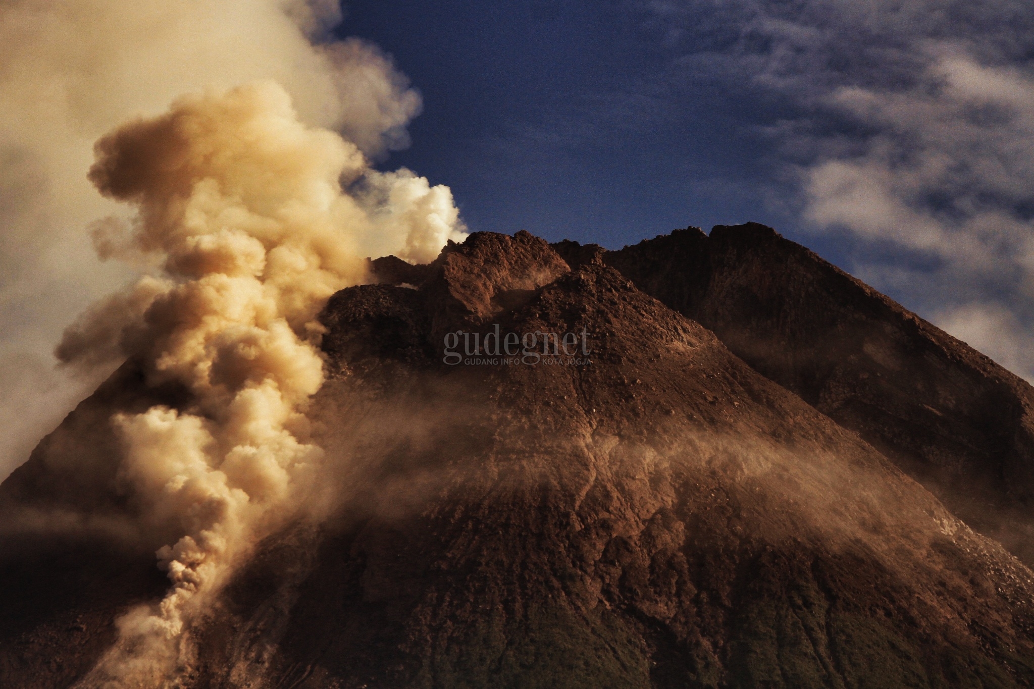 Pukul 14.20 WIB Merapi Luncurkan Awan Panas Sejauh 700 Meter