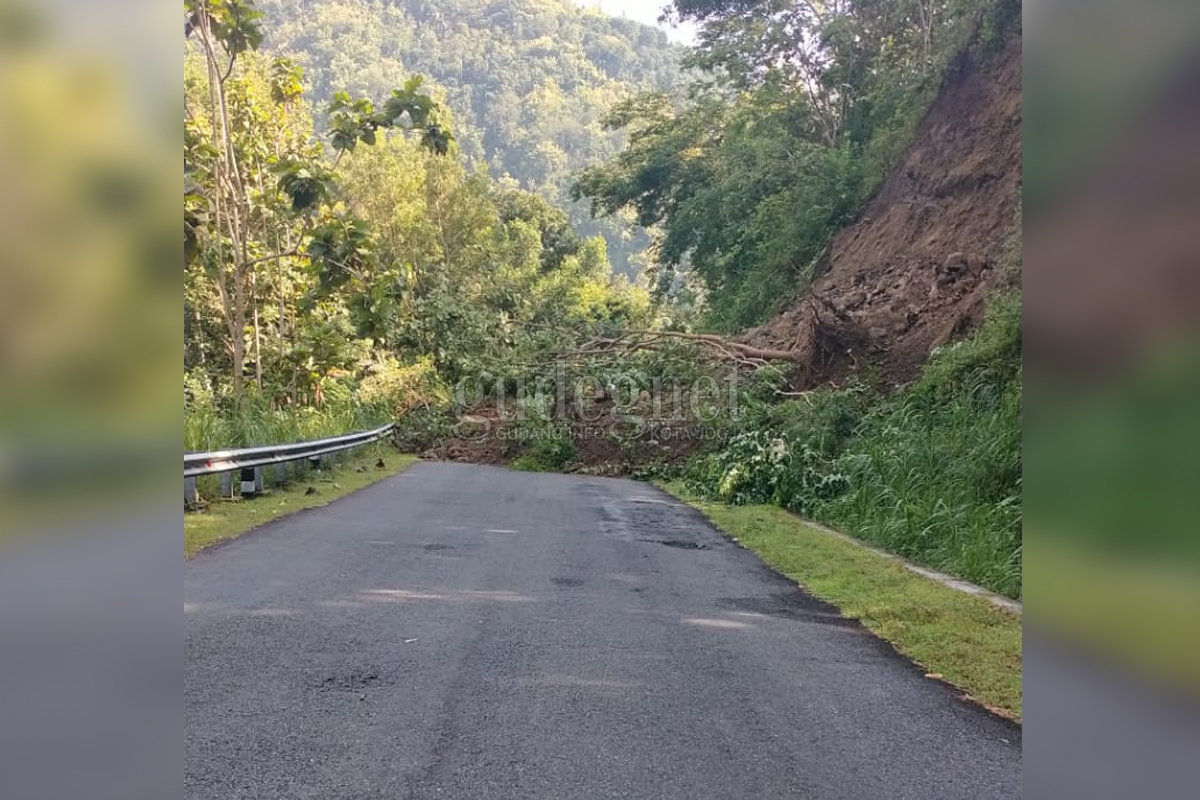 Jalan Nanggulan-Kaligesing Lumpuh Tertutup Longsor