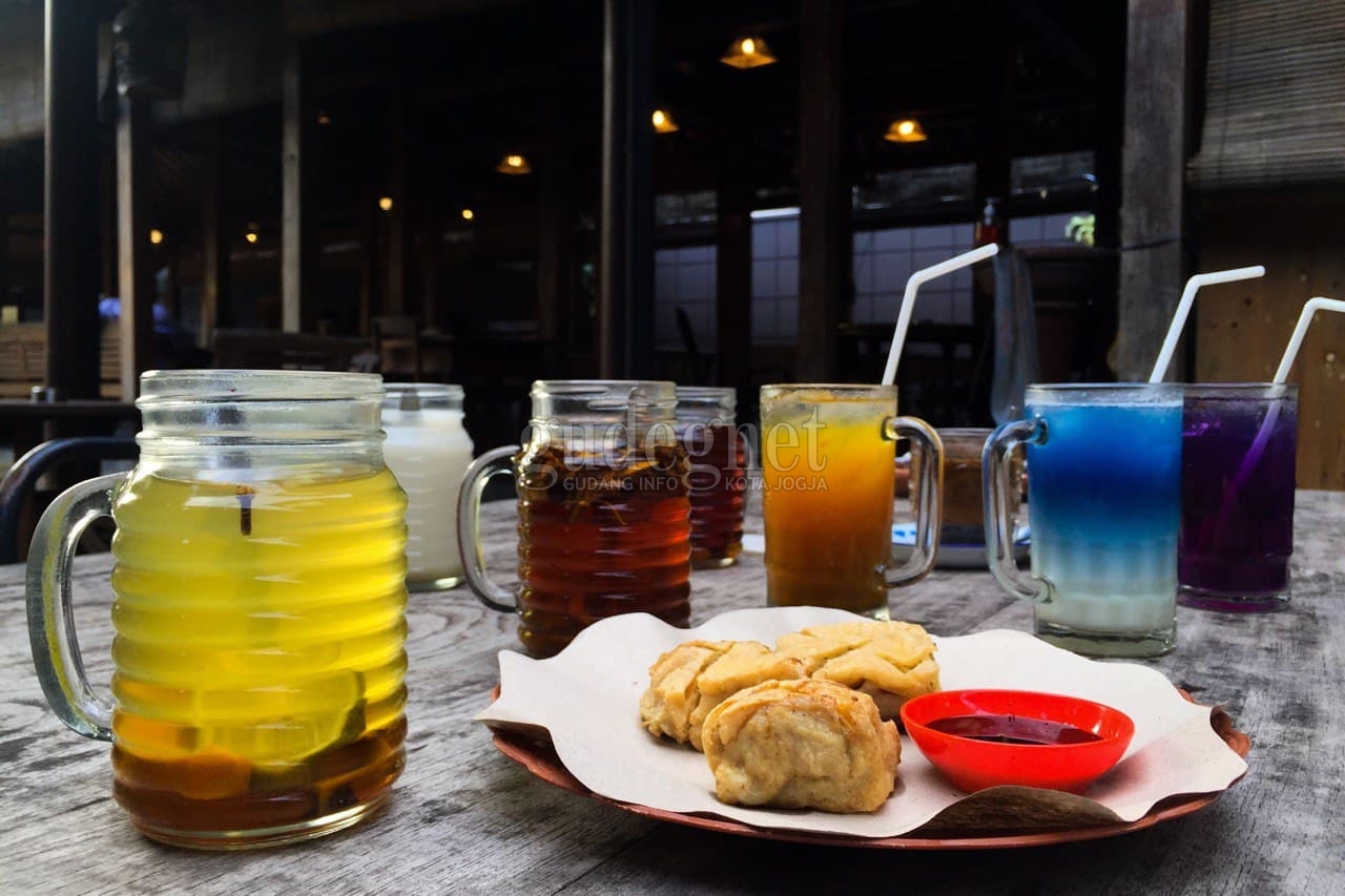 Wedangan Ampirono, Menyeruput Wedang Sembari Menikmati Suasana Klasik