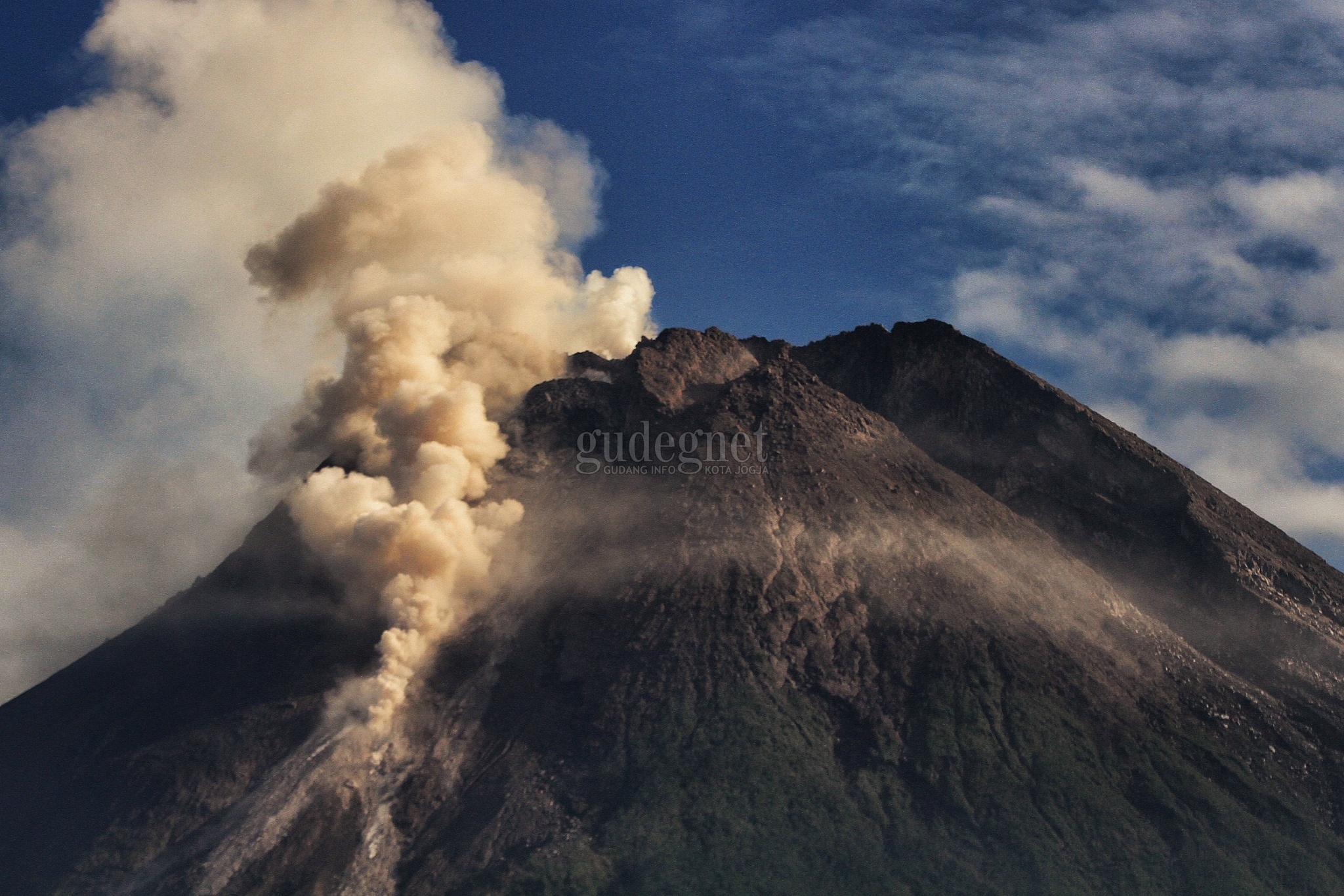 Merapi Baru Saja Muntahkan Awan Panas, Jarak Luncur Hampir 2 Km