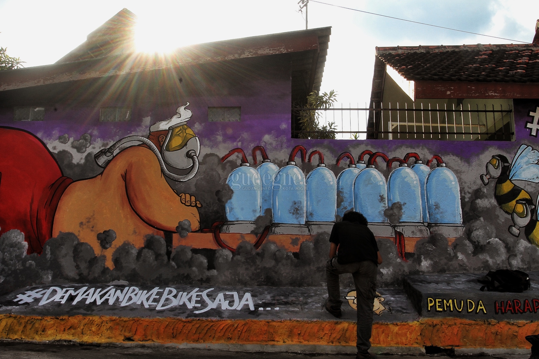 Semar Pakai Tabung Oksigen di Kampung Demakan Lama