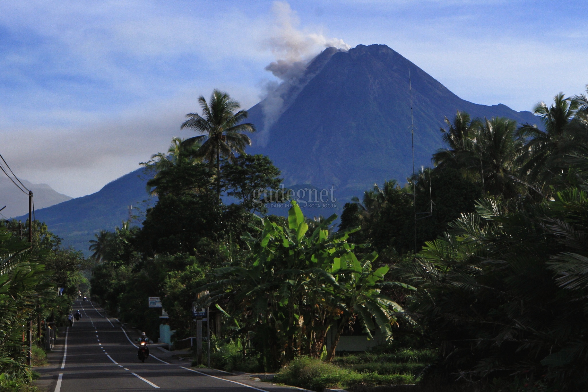 Merapi Muntahkan Delapan Kali Awan Panas 