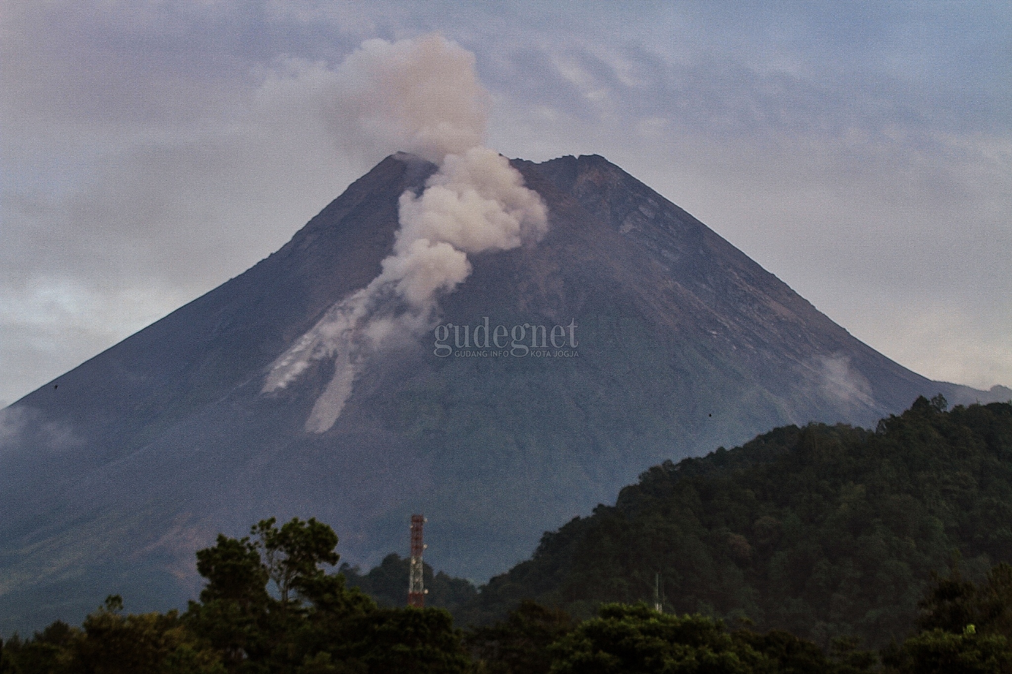 Kamis Siang Merapi Luncurkan Dua Kali Awan Panas