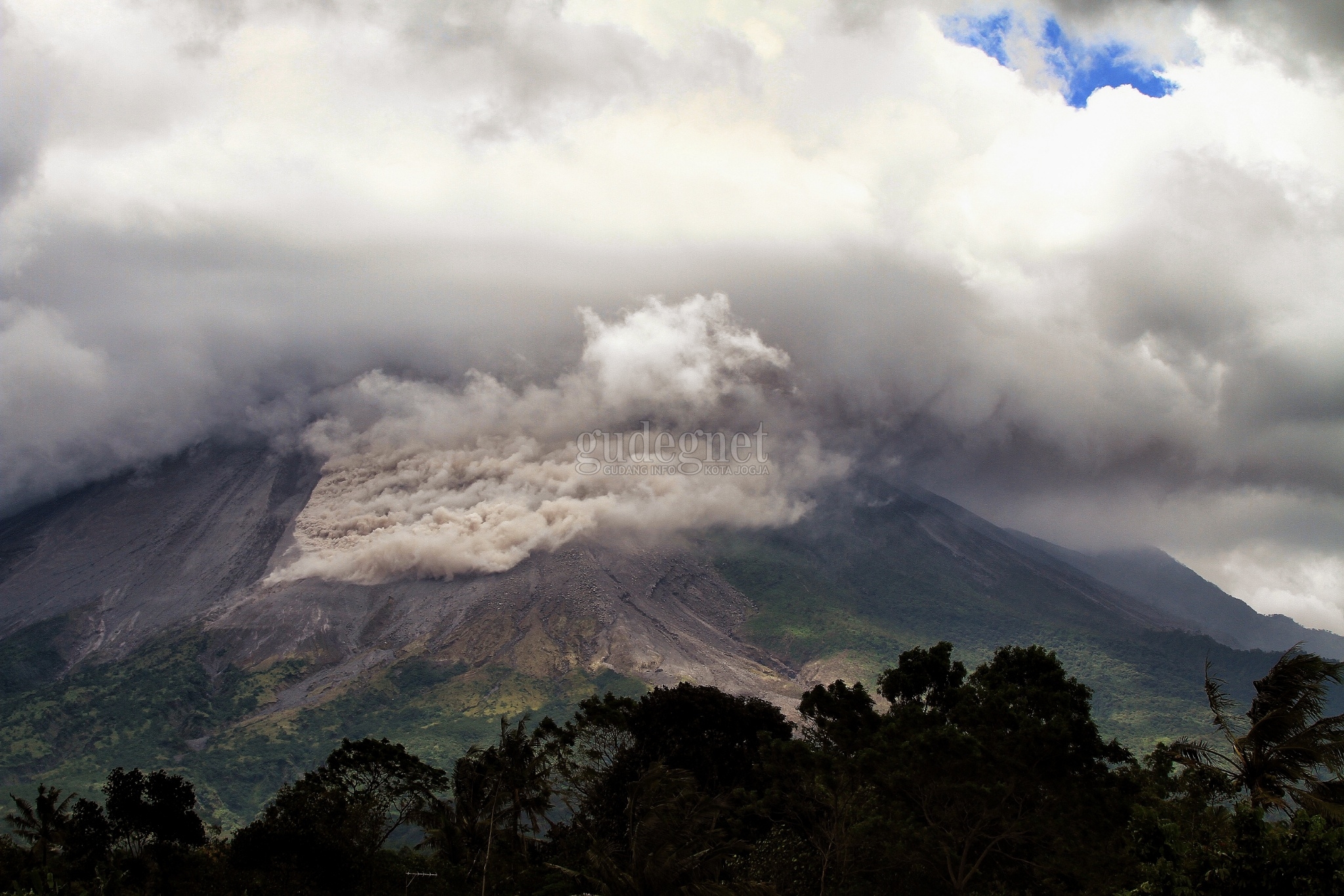 Merapi Muntahkan Awan Panas Guguran, Arah Luncuran Barat Daya