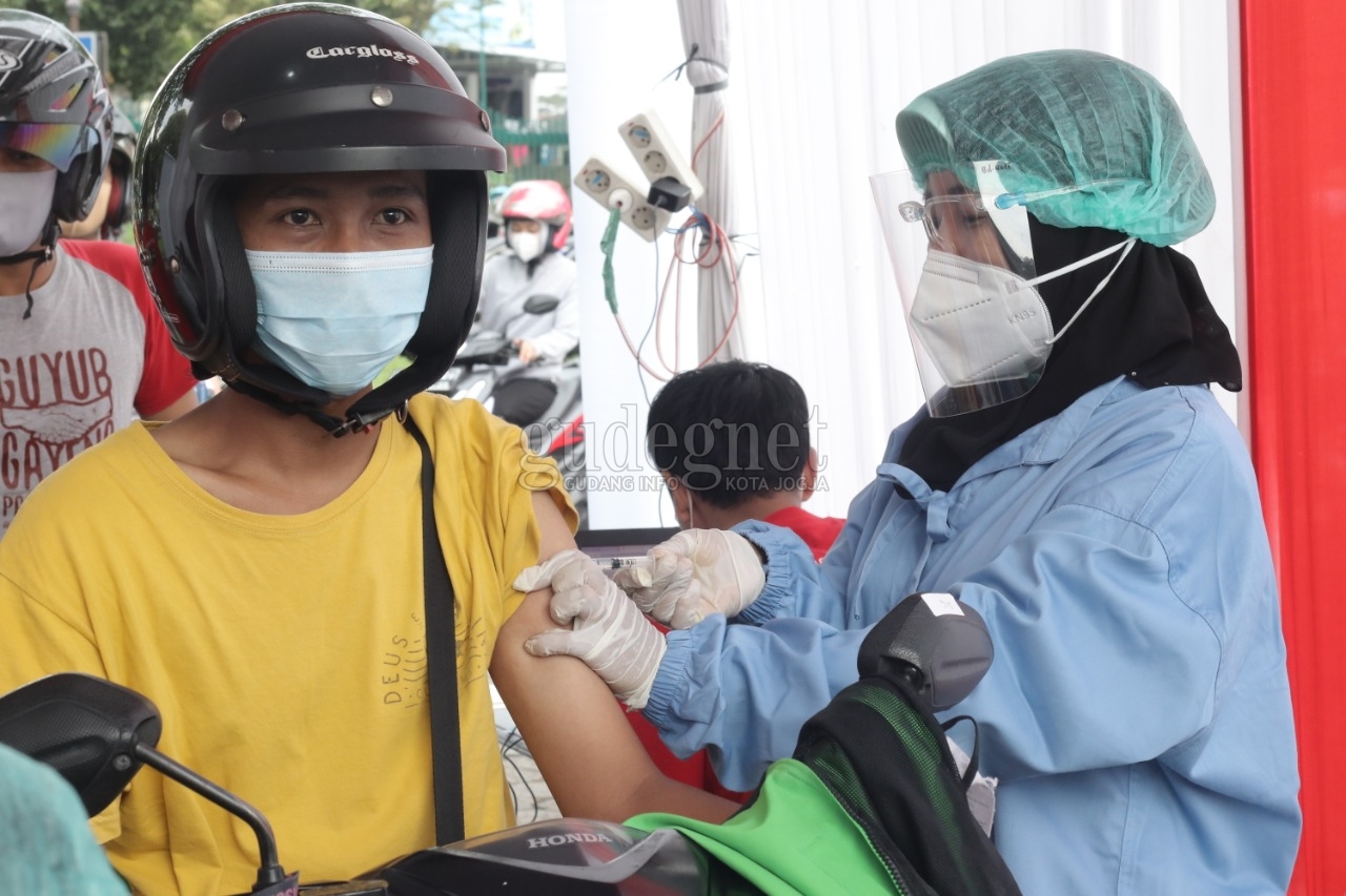 Pertama di Yogya, Vaksin Drive Thru di Prambanan