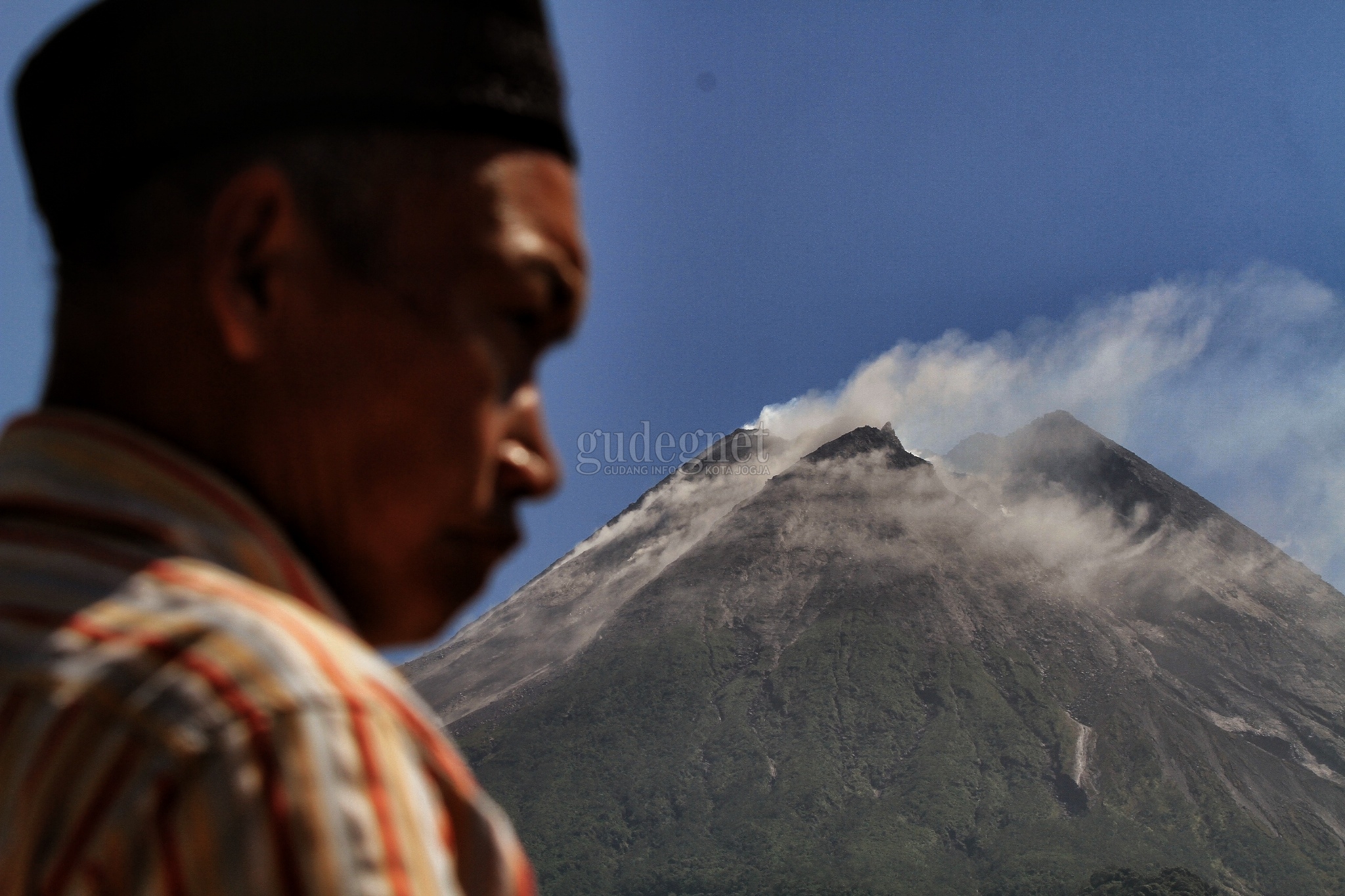 Jelang Malam, Merapi Muntahkan Dua Kali Awan Panas 