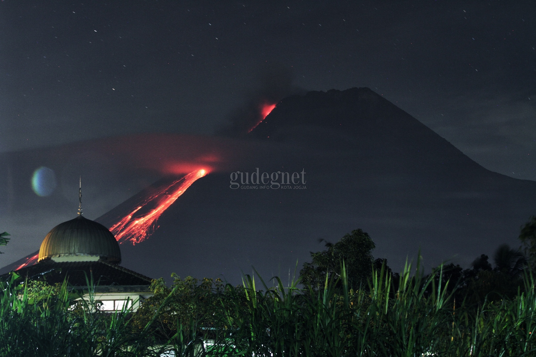 Merapi Luncurkan Tiga Kali Awan Panas dan Belasan Lava Pijar