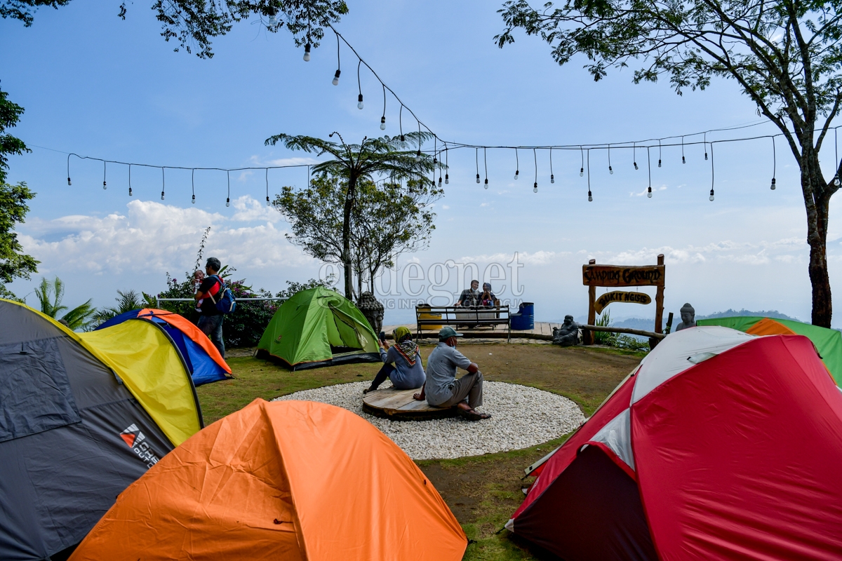 ''Bukit Ngisis, Puncak 9'': Kemah Nyaman dengan Pemandangan Matahari Terbit dan 9 Gunung