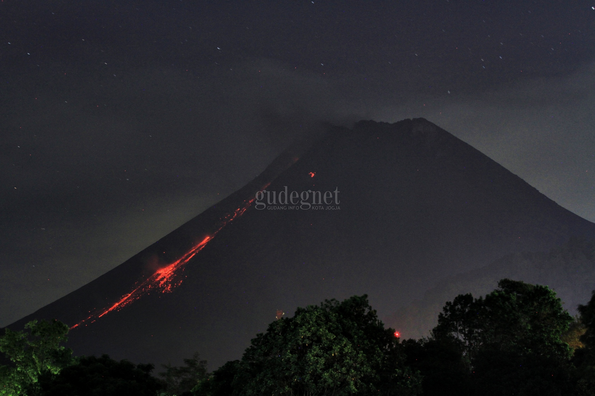 Sempat Tenang, Sore Ini Merapi Kembali Keluarkan Awan Panas