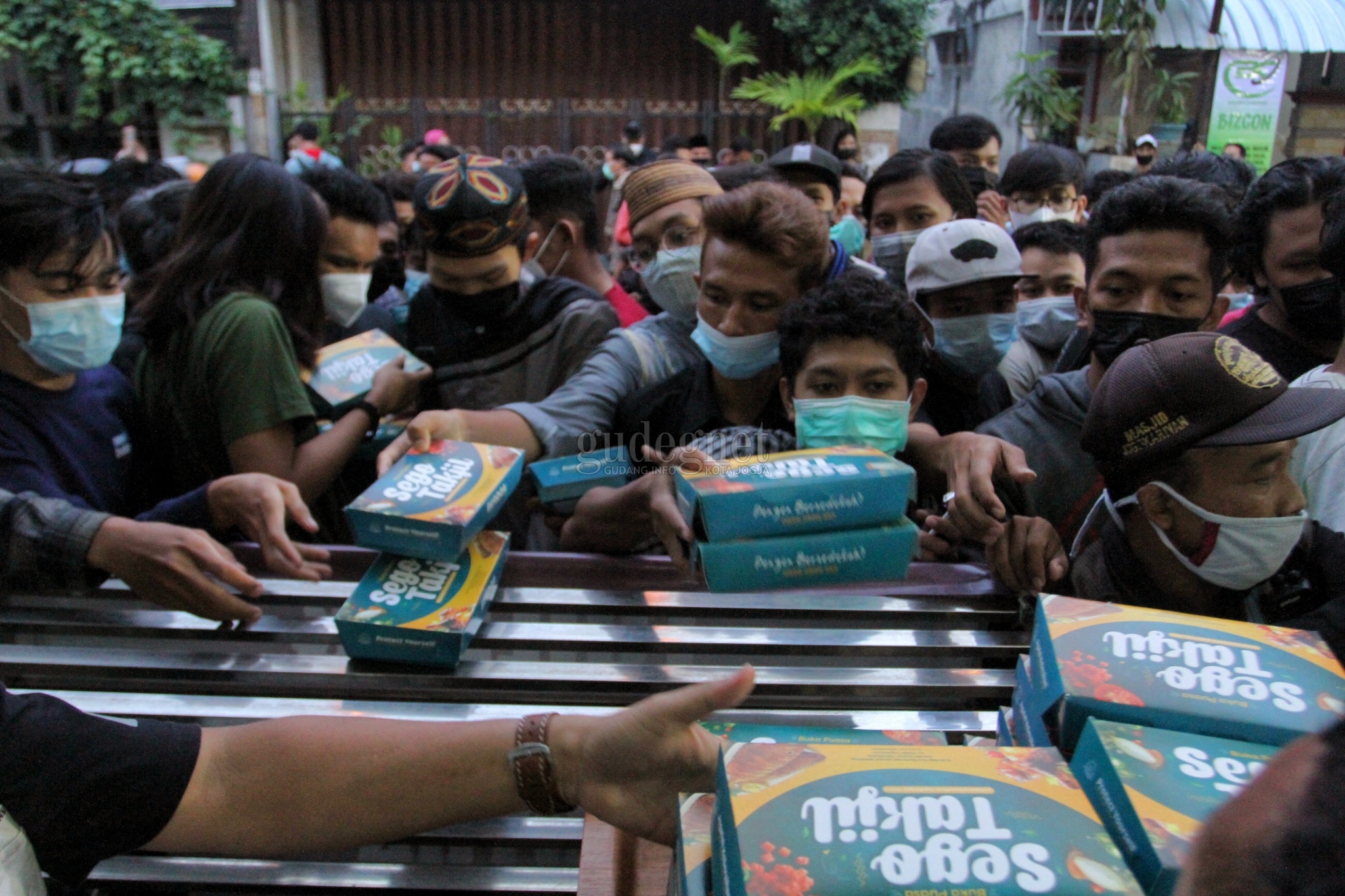 Pakar Epidemiologi: Pasar Sore dan Pembagian Takjil Berpotensi Jadi Lokasi Penularan Covid-19