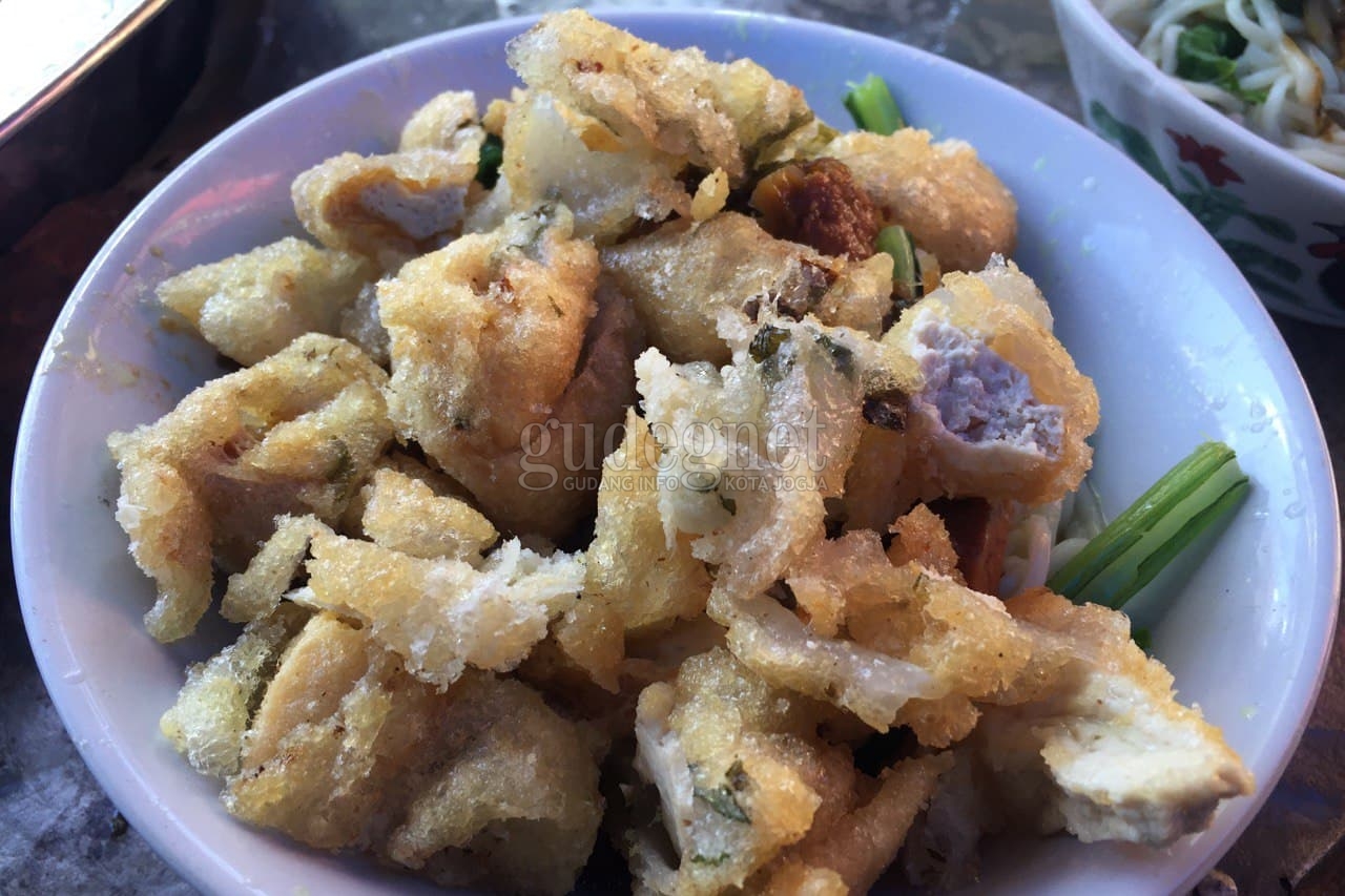 Mie Ayam Pojok Teknik Sajikan Paduan Mi Ayam dan Batagor