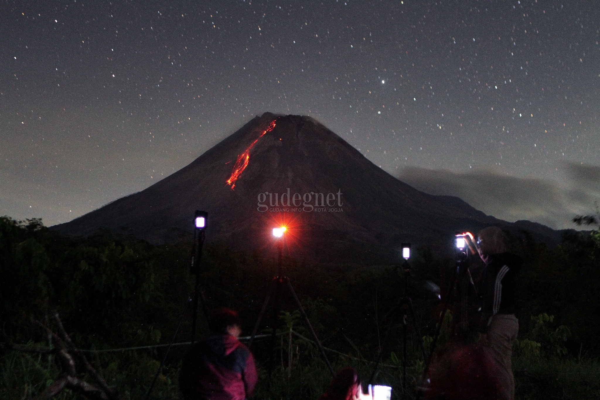 Merapi Kembali Muntahkan Awan Panas, Jarak Luncur 1.500 Meter