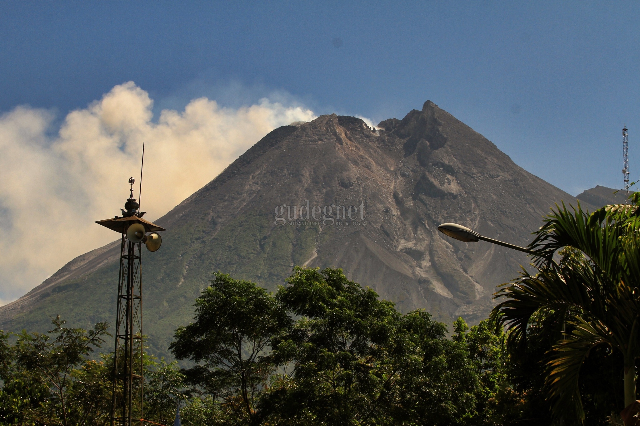 Minggu Siang, Merapi Luncurkan Awan Panas