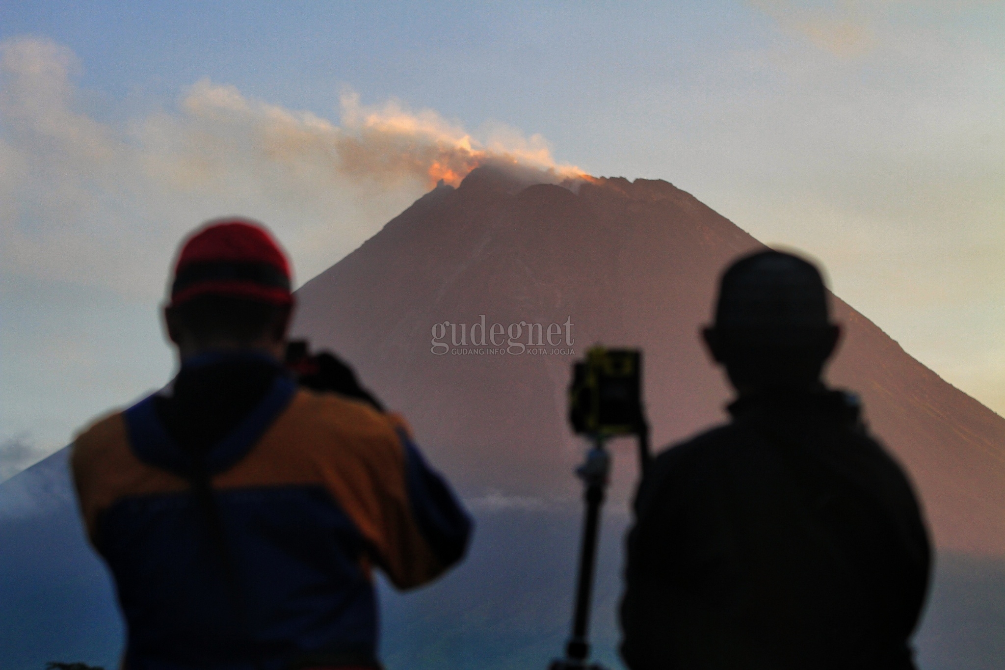 Kamis Pagi Merapi Muntahkan Awan Panas Sejauh 1.800 Meter