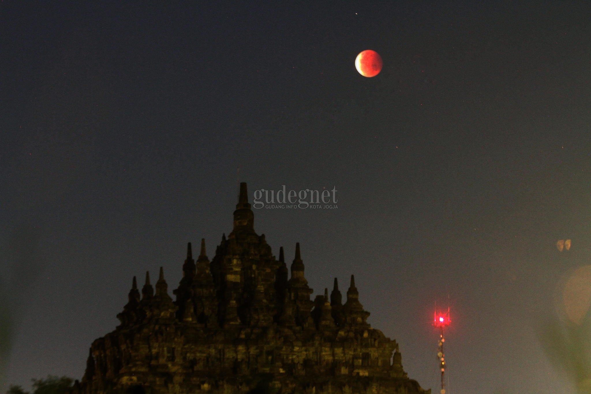 Super Blood Moon Terlihat Jelas dari Candi Plaosan, Begini Penampakannya